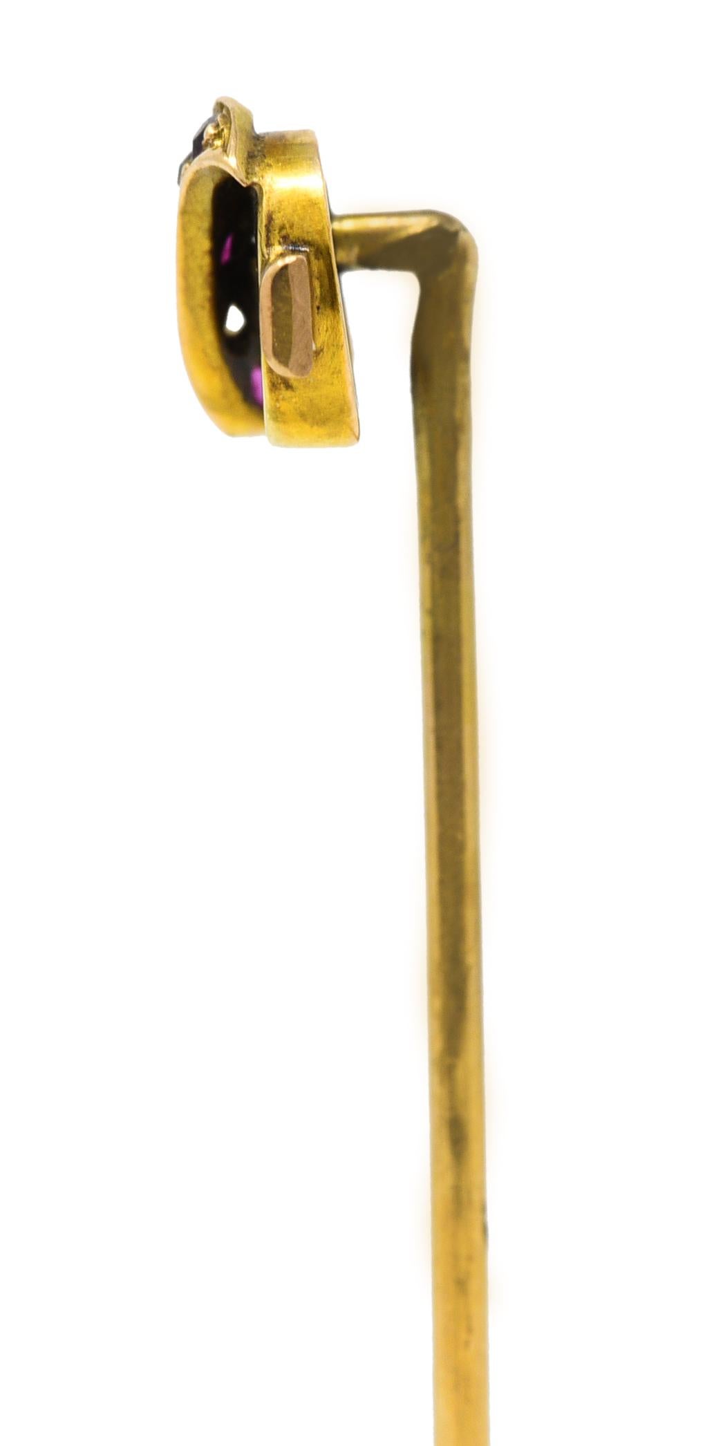 Victorien Épingle de cheminée victorienne en or jaune 14 carats avec rubis et diamants en forme de coussin en vente