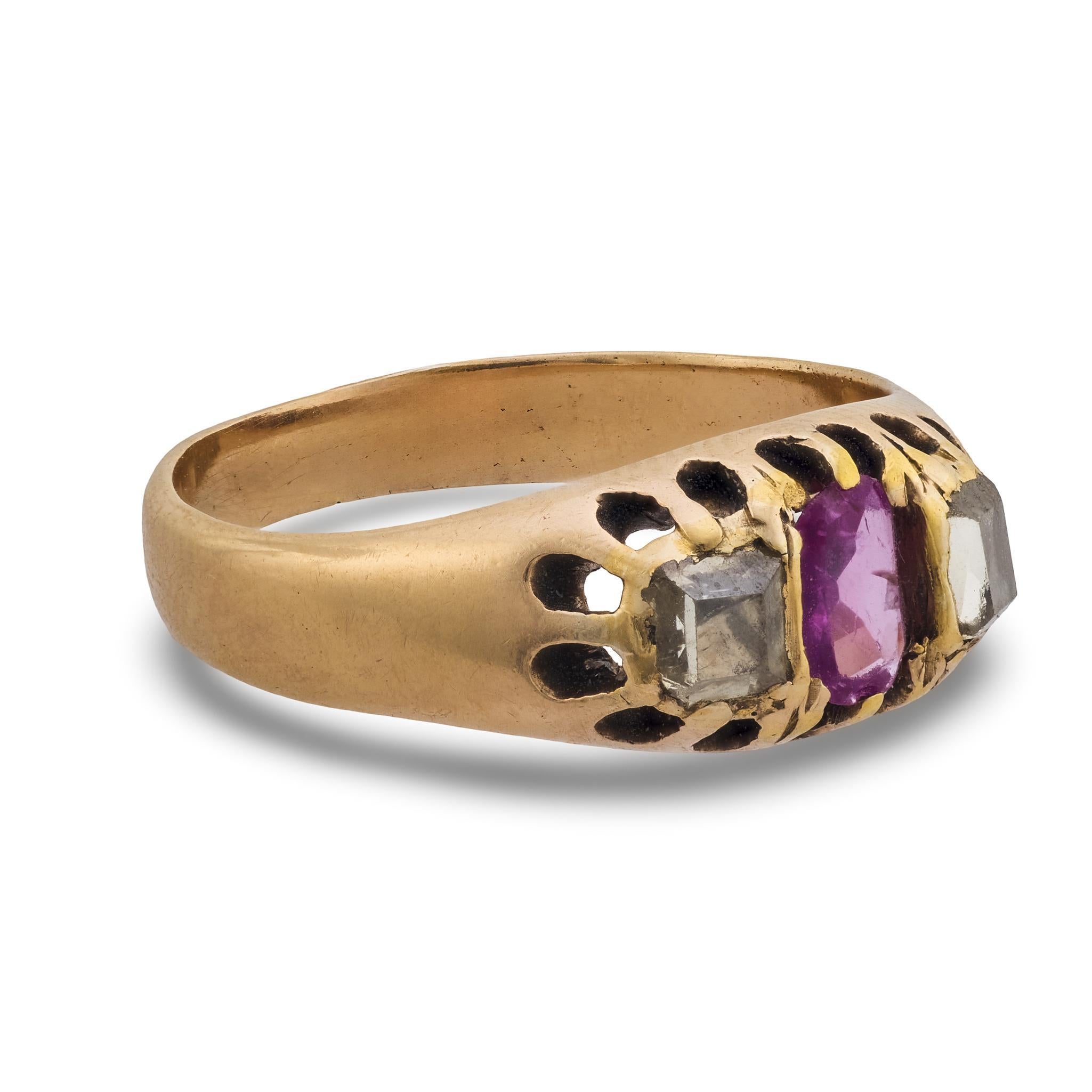 Bague victorienne à trois pierres en or jaune 14k, rubis et diamant Bon état - En vente à Beverly Hills, CA