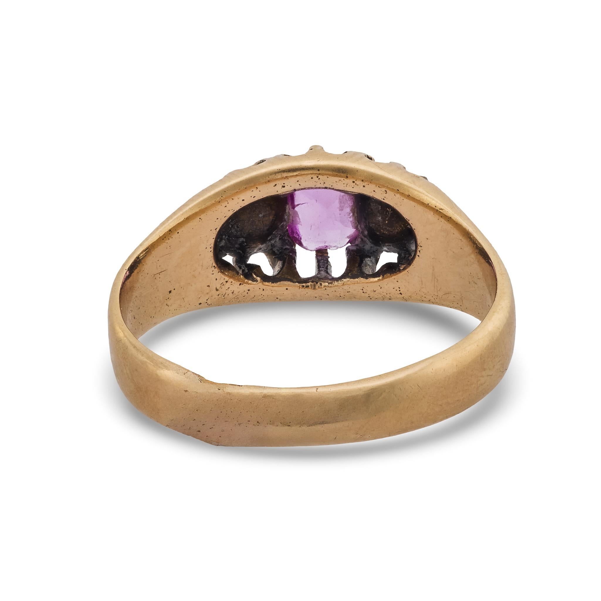 Bague victorienne à trois pierres en or jaune 14k, rubis et diamant Pour femmes en vente