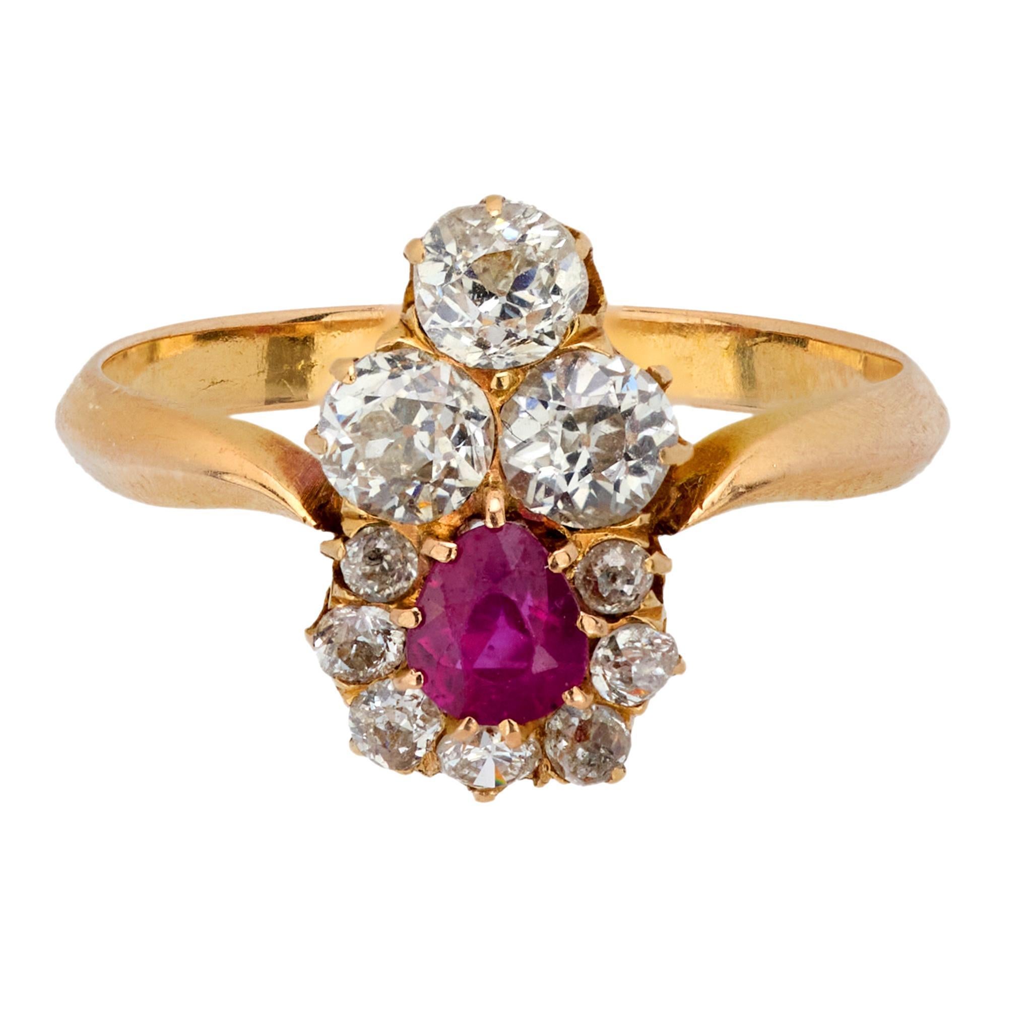 Taille poire Bague victorienne en or jaune 18 carats avec rubis et diamants en vente