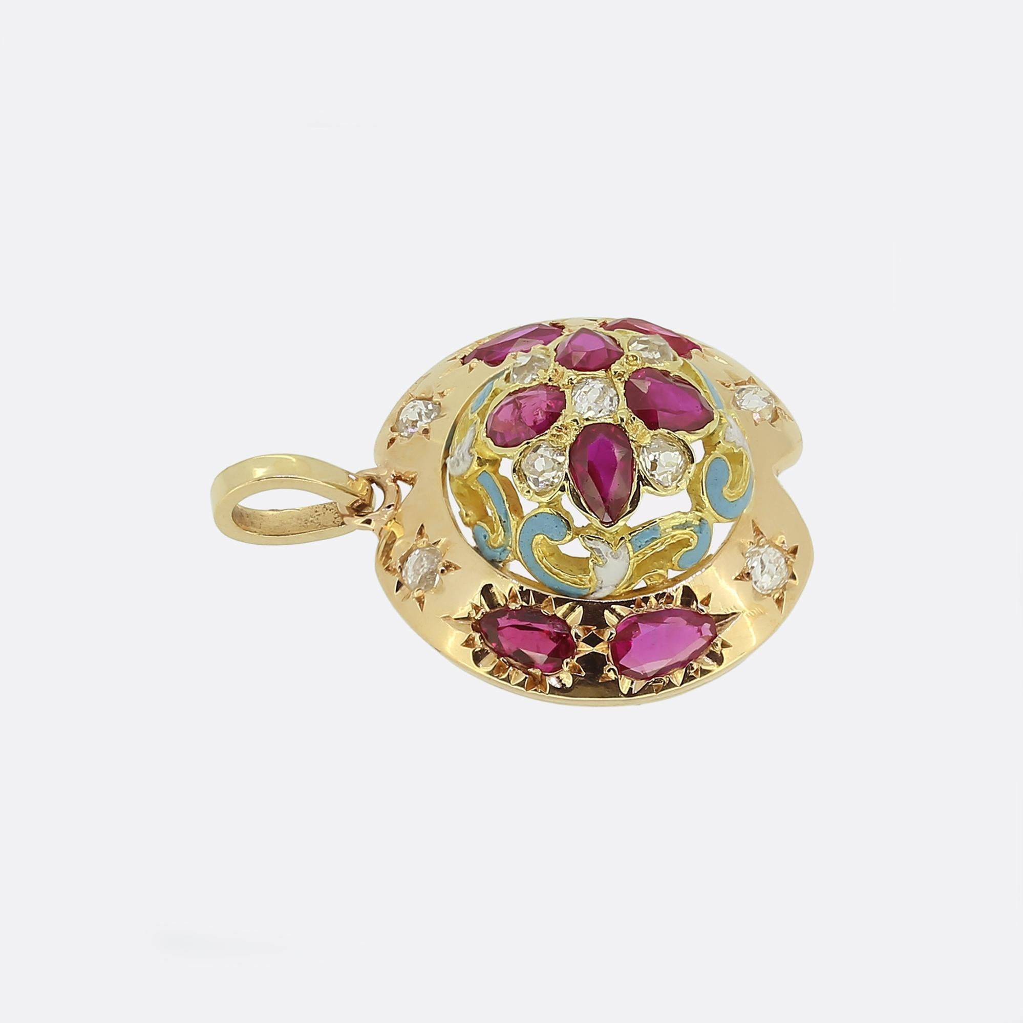 Nous avons ici un pendentif exquis datant de l'époque victorienne. Réalisé en or jaune 18 ct de couleur rose, ce modèle présente une forme circulaire bombée ornée de rubis roses rouges taillés en poire et disposés selon un motif floral. Autour du