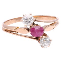 Viktorianischer Rubin-Diamant-Goldring mit drei Steinen