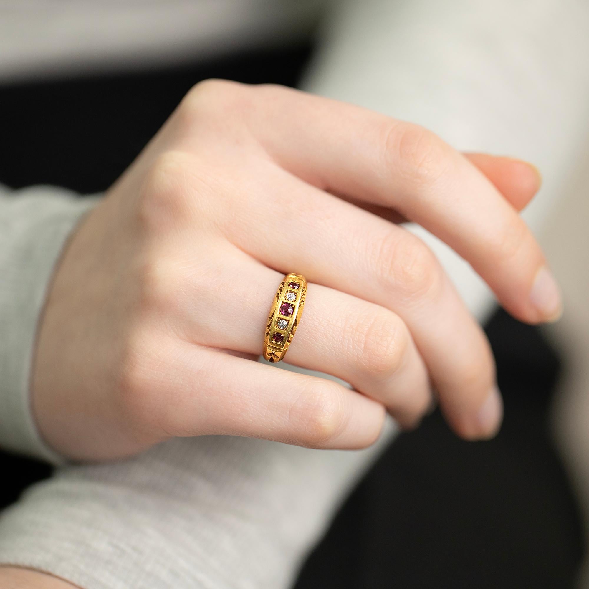 Viktorianischer Rubin- und Diamantring mit schöner Handgravur - gestempelt Birmingham 1887
Traditionell wurden diese Ringe als Freundschaftsband, als Geschenk für junge Mädchen oder von Liebhabern und Ehemännern verschenkt. Ein schlichter und leicht