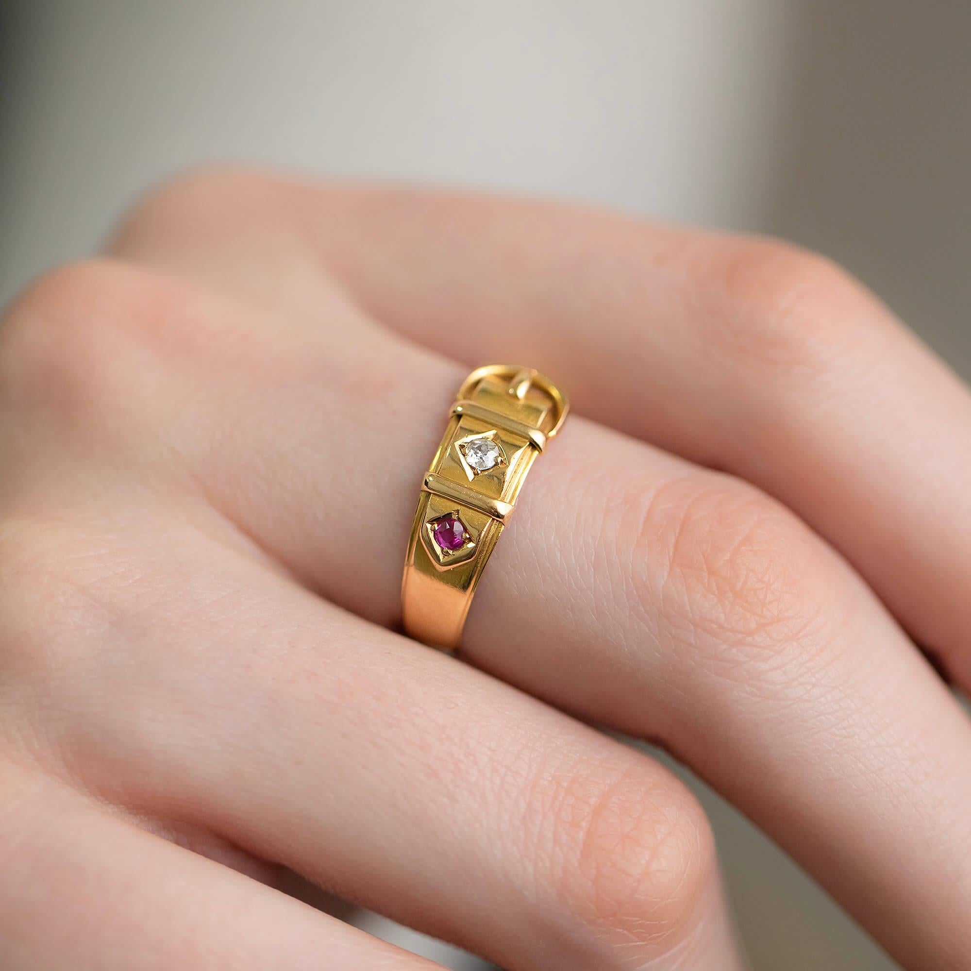 Dieser viktorianische Goldschnallenring ist mit einem Rubin und einem Diamanten besetzt. Die Schnalle und die Schlaufen sind gut ausgeprägt. Ein schlichtes und doch elegantes Stück.

Diamant: Ein alter Schliff, gutes MATERIAL, 0,04ct
Edelstein: Ein