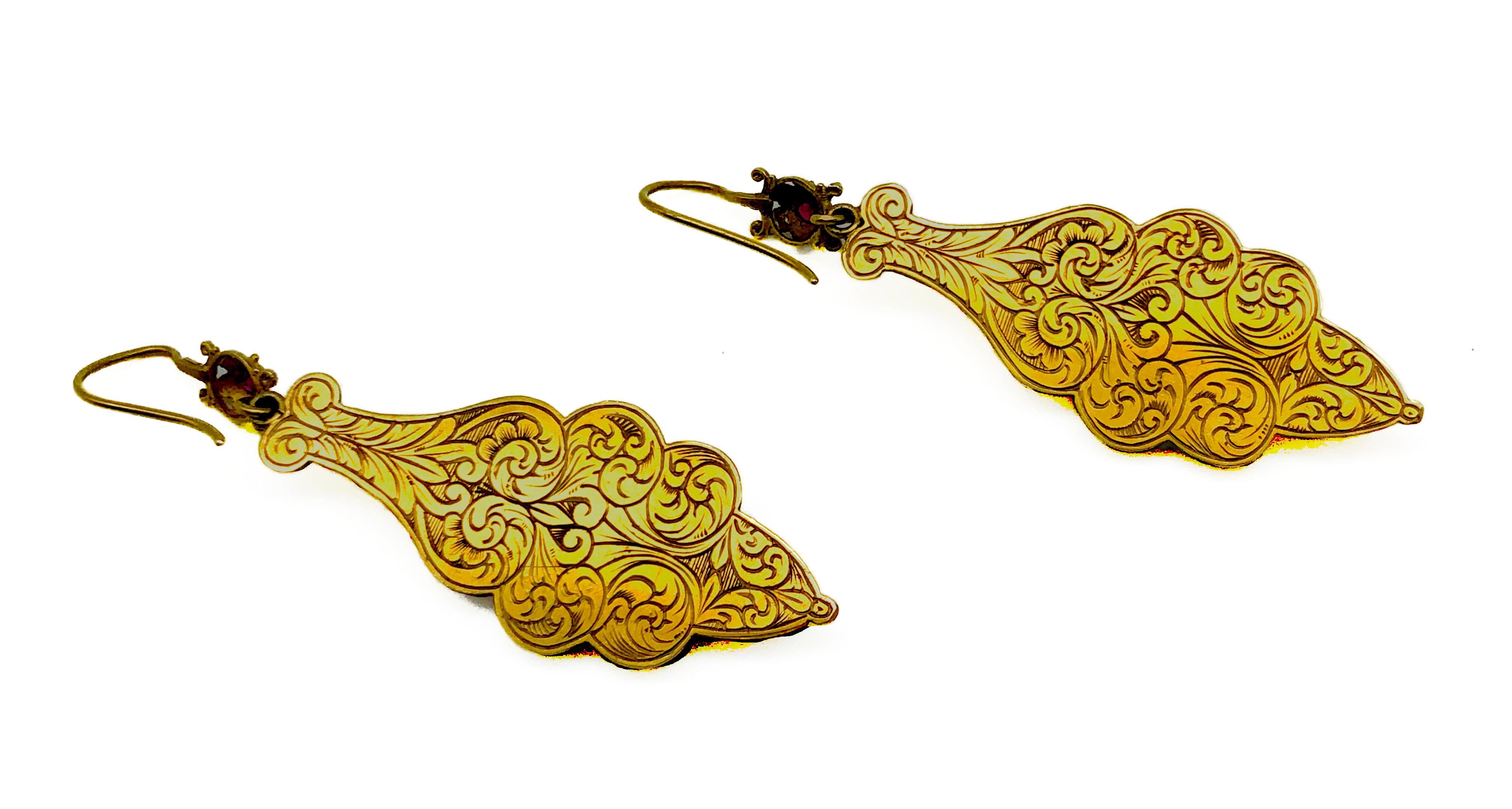 Antike viktorianische baumelnde Ohrringe mit Rubin, Smaragd und Gold (Viktorianisch) im Angebot