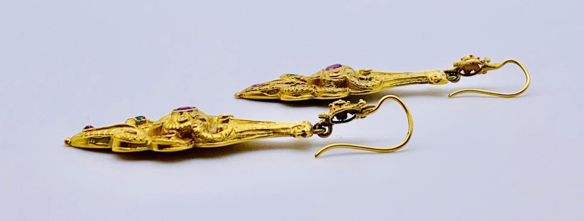 Antike viktorianische baumelnde Ohrringe mit Rubin, Smaragd und Gold (Gemischter Schliff) im Angebot