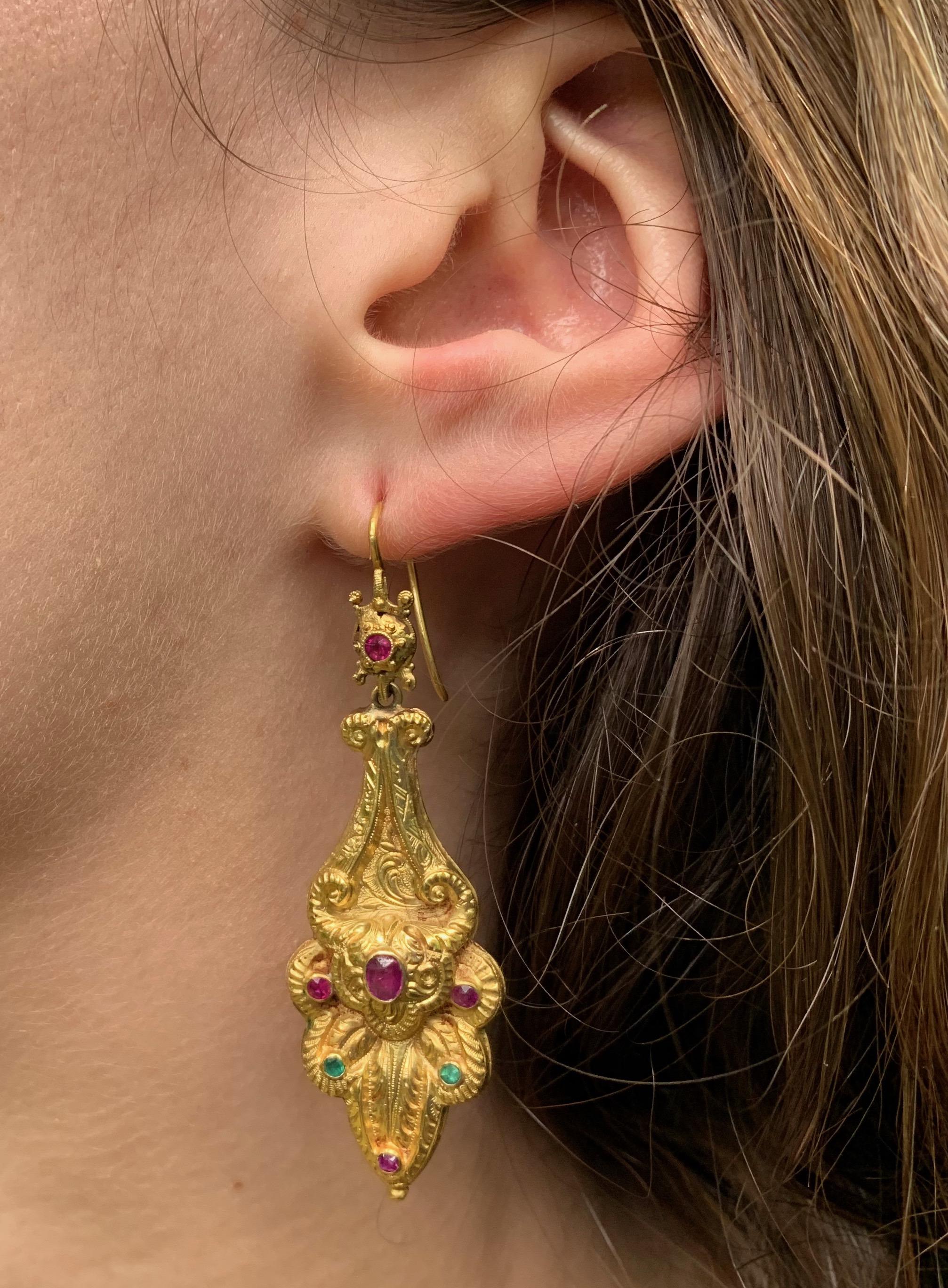 Antike viktorianische baumelnde Ohrringe mit Rubin, Smaragd und Gold Damen im Angebot