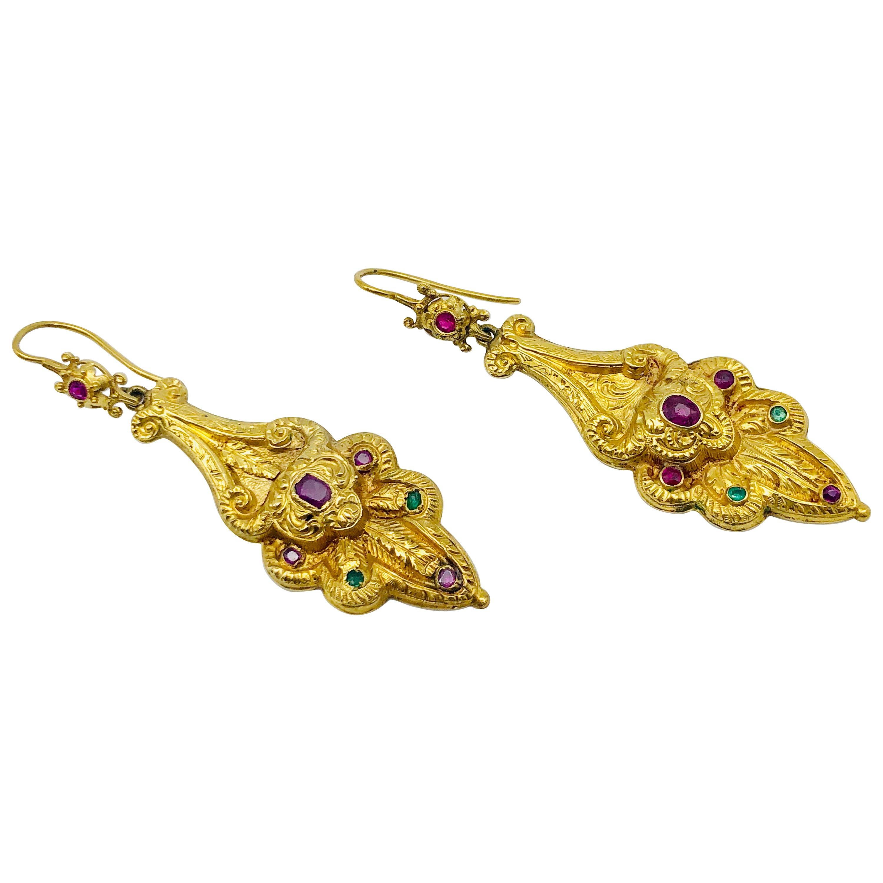 Boucles d'oreilles pendantes en or, rubis et émeraude, de style antique et victorien