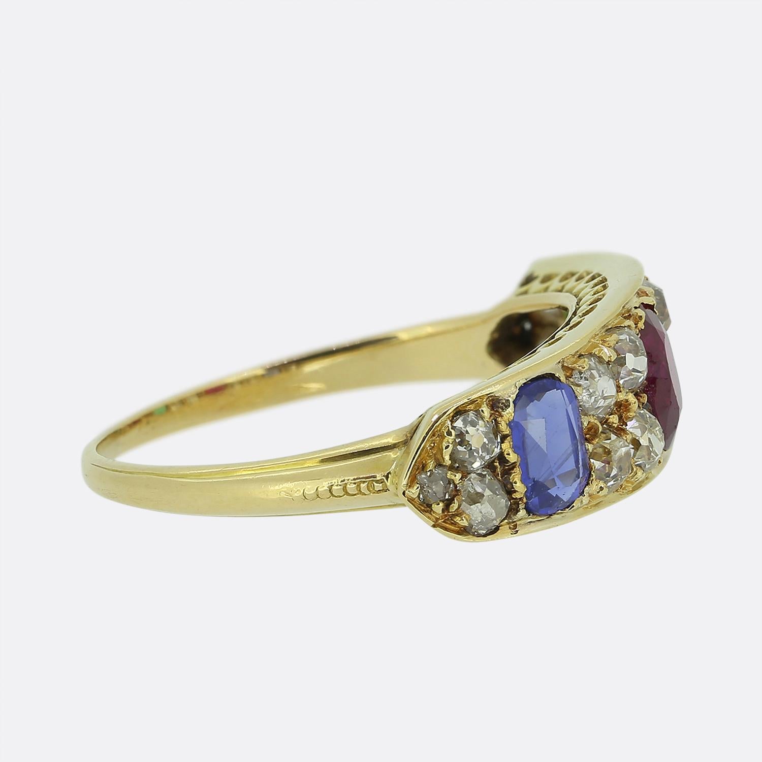 Taille ovale Bague victorienne rubis, émeraude, saphir et diamant en vente