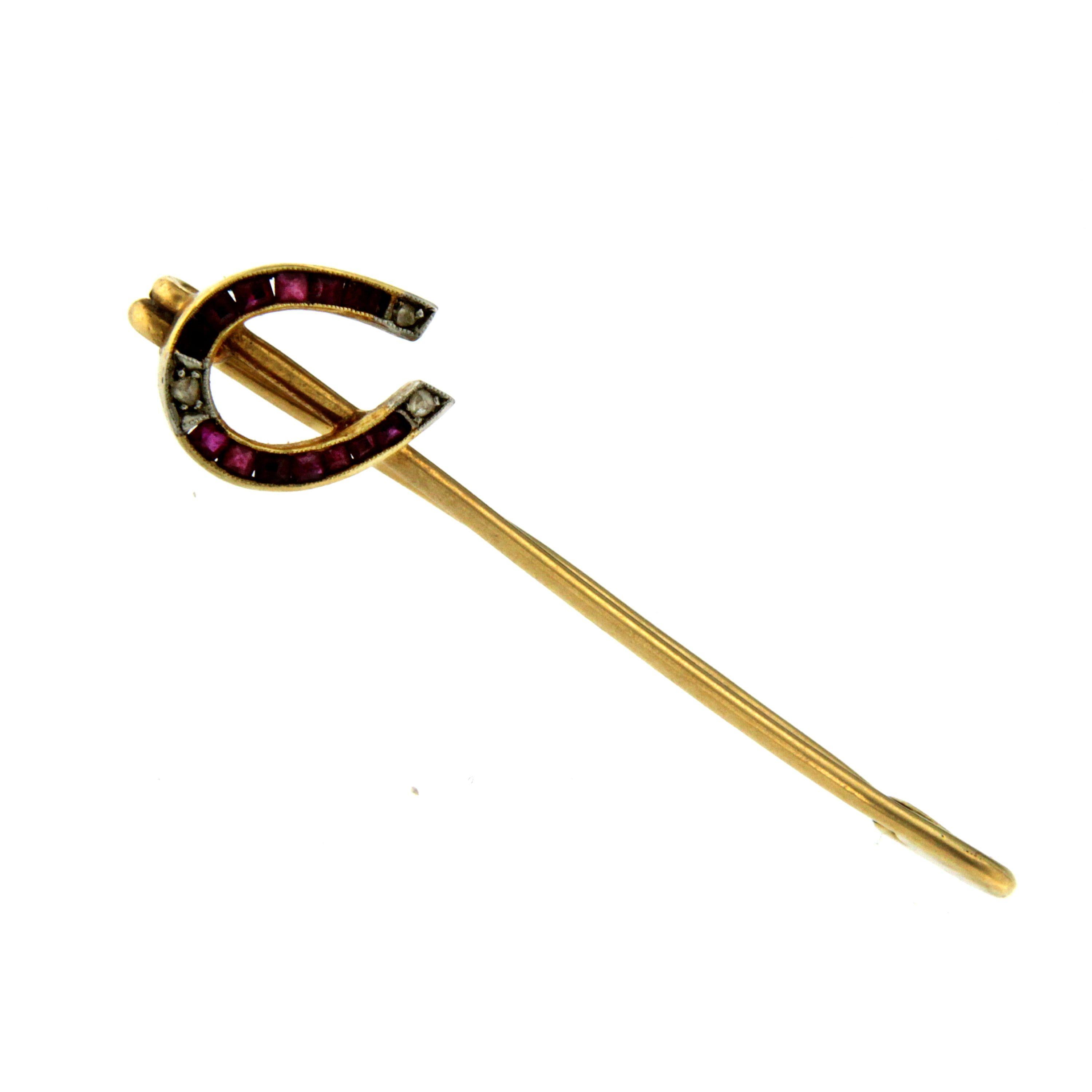 A Victorian 18k Gold Pin decorated with a Horseshoe, set with 0.20ct rubies and 0.03 ct Diamonds. Circa 1890

CONDITION: Pre-owned - Excellent 
METAL: 18k Gold
GEM STONE: Ruby 0.20 ct, Diamond 0.03 ct
DESIGN ERA: Victorian
MEASURES: long 17,71 in