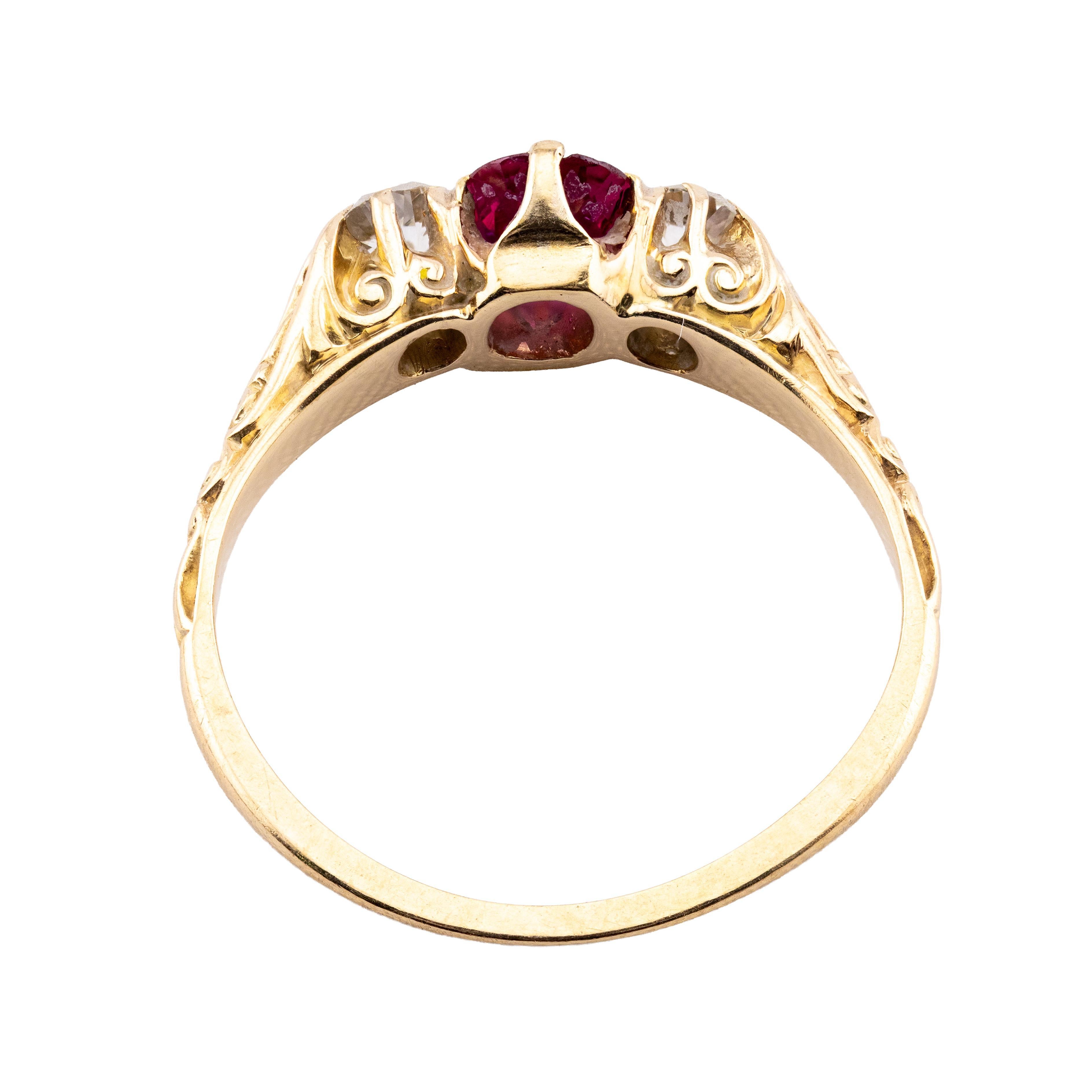 Taglio cuscino antico Victorian Ruby & Mine Cut Diamond Three Stone Ring in 18 Karat Yellow Gold in vendita