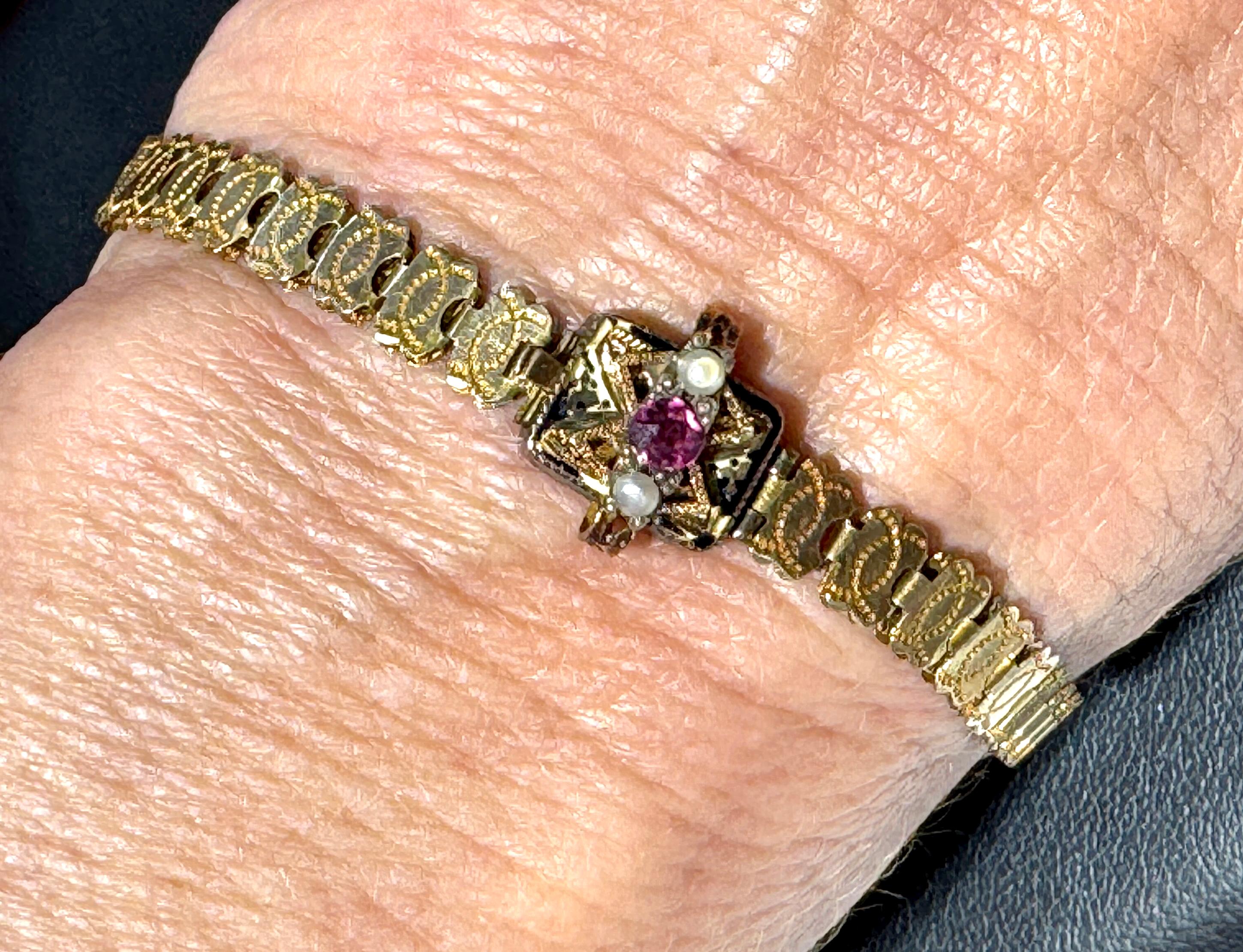 Véritable Original Antique des années 1870 Bracelet Victorien Rubis Perle Or Jaune 14K 



Bracelet à double fermoir

Chaque fermoir est orné d'un rubis central rehaussé de deux perles de rocaille.

Les maillons de bracelet ont un design gravé à la