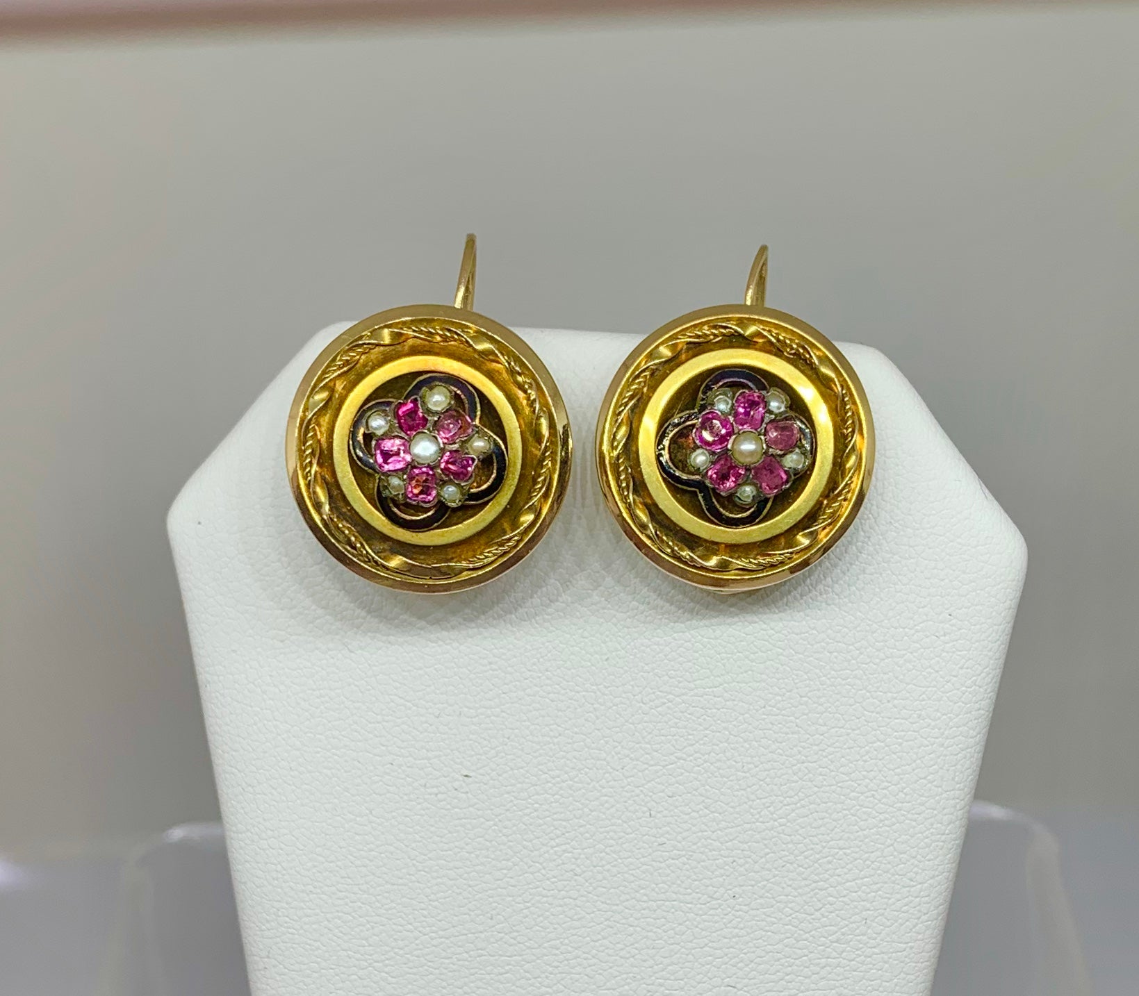 Es handelt sich um ein seltenes Paar antiker viktorianischer Rubin- und Perlen-Ohrringe mit Blumenmotiv aus 14 Karat Gold.  Sie haben ein außergewöhnliches Design mit einem zentralen Cluster aus Rubinen und Perlen.  Die Edelsteine erzeugen ein
