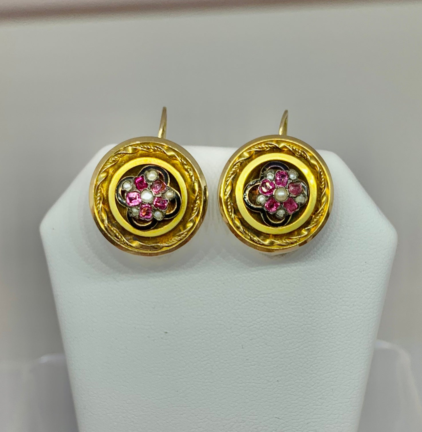 Viktorianische Rubin-Perlen-Ohrringe mit Blumen-Cluster-Motiv aus 14 Karat Gold (Rundschliff) im Angebot