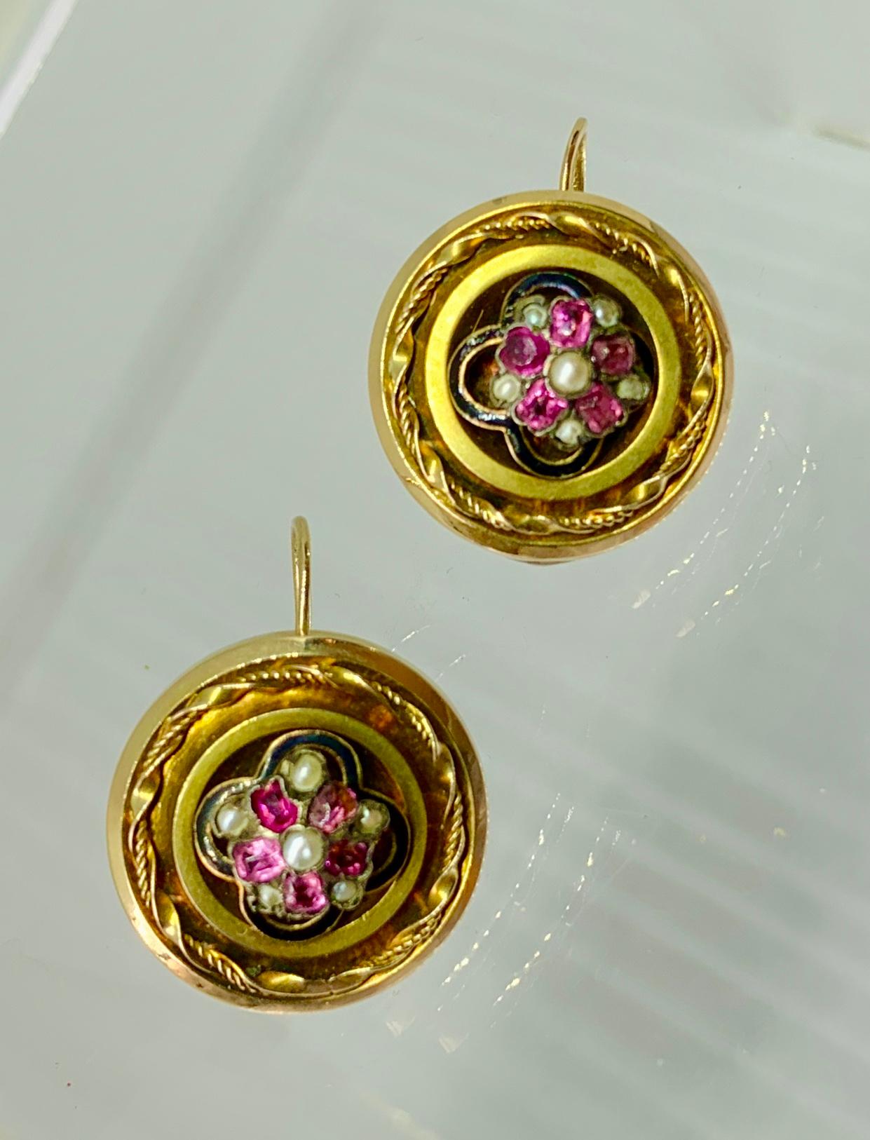Viktorianische Rubin-Perlen-Ohrringe mit Blumen-Cluster-Motiv aus 14 Karat Gold im Zustand „Gut“ im Angebot in New York, NY