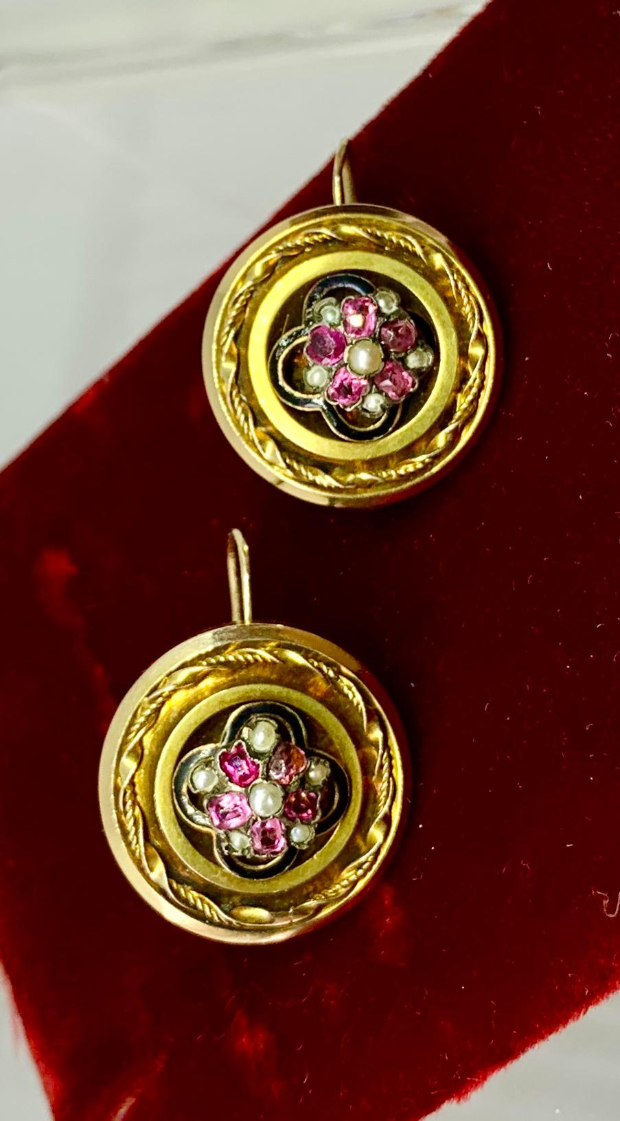 Viktorianische Rubin-Perlen-Ohrringe mit Blumen-Cluster-Motiv aus 14 Karat Gold im Angebot 1