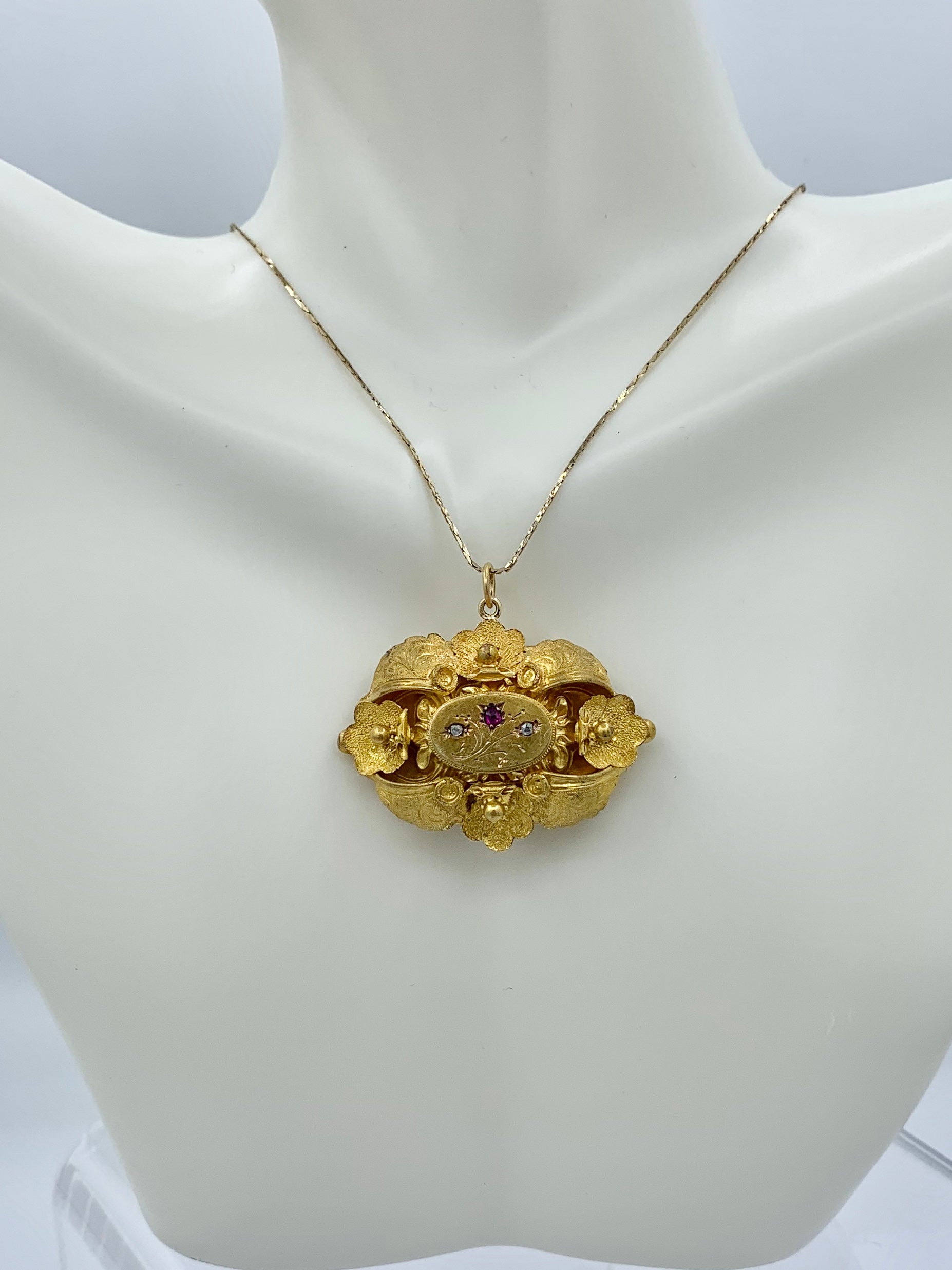 Este es un raro y maravilloso colgante relicario victoriano antiguo con hermosos adornos de Rubí y Diamante talla rosa en impresionante Oro de 14 Kilates.  Es muy raro encontrar relicarios victorianos antiguos con joyas.  Esta belleza está engastada
