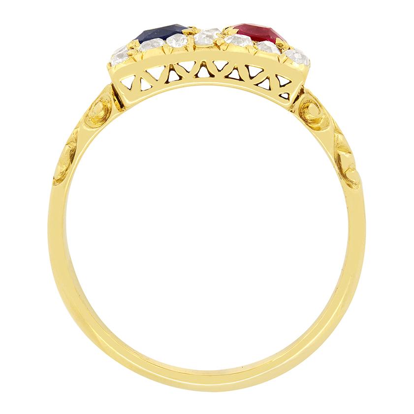 Un interessante anello vittoriano con due gemme alternate, un rubino e uno zaffiro. Sono entrambi di forma antica con taglio a cuscino e pesano 0,50 carati ciascuno. Intorno a loro ci sono diamanti di taglio antico per un totale di 0,85 carati. Il