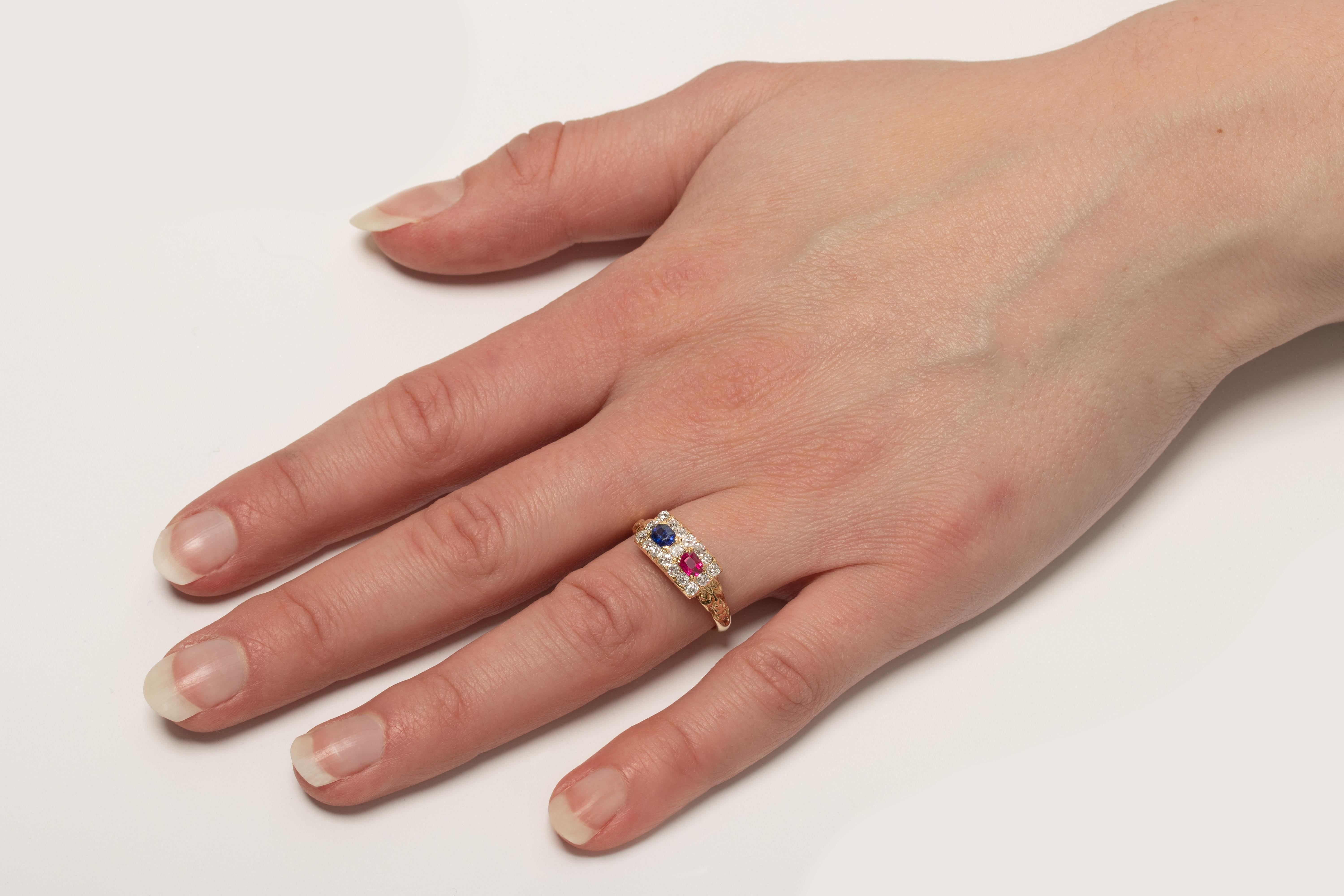 Anello vittoriano con rubino, zaffiro e diamante, 1880 circa In condizioni buone in vendita a London, GB