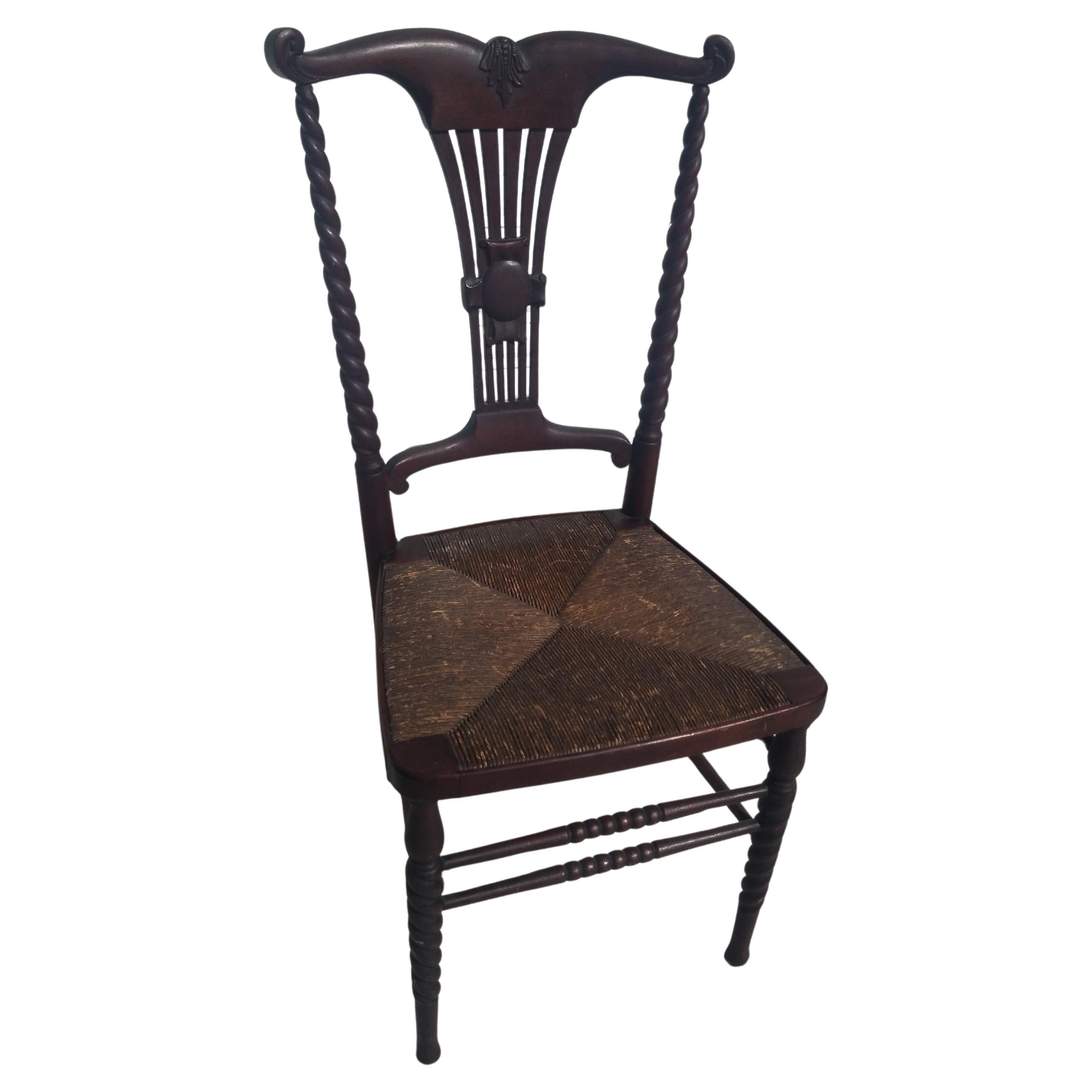 Il s'agit d'une chaise joliment sculptée de l'époque victorienne. La chaise a des pieds tournés et s'étire. Les rails du rack sont également tournés. Le style 