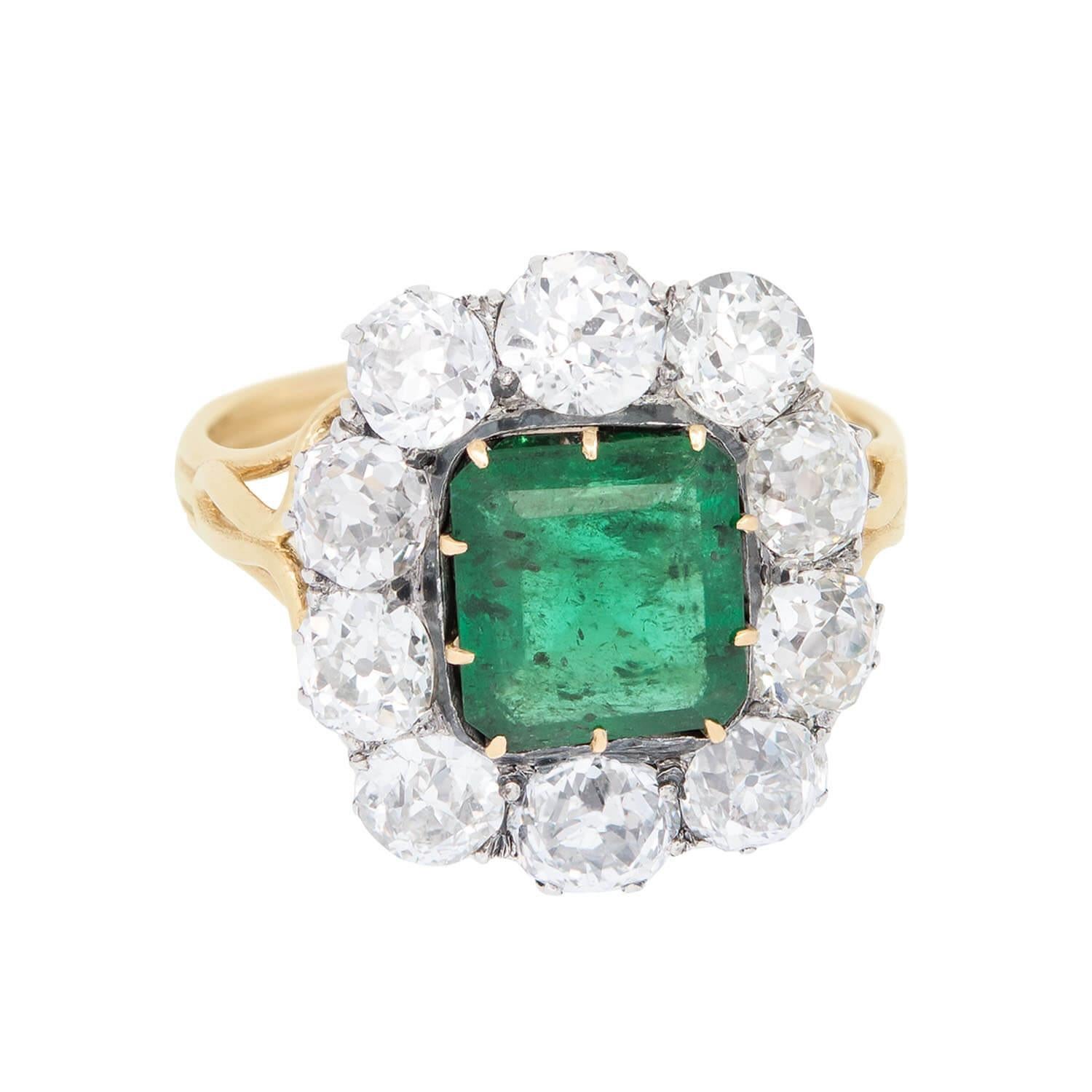 Un anello mozzafiato con smeraldi e diamanti ricavato da un bracciale di fabbricazione russa di epoca tardo-vittoriana (ca. 1890)! Realizzato in oro giallo 14k e argento sterling, questo splendido anello presenta uno squisito smeraldo di circa