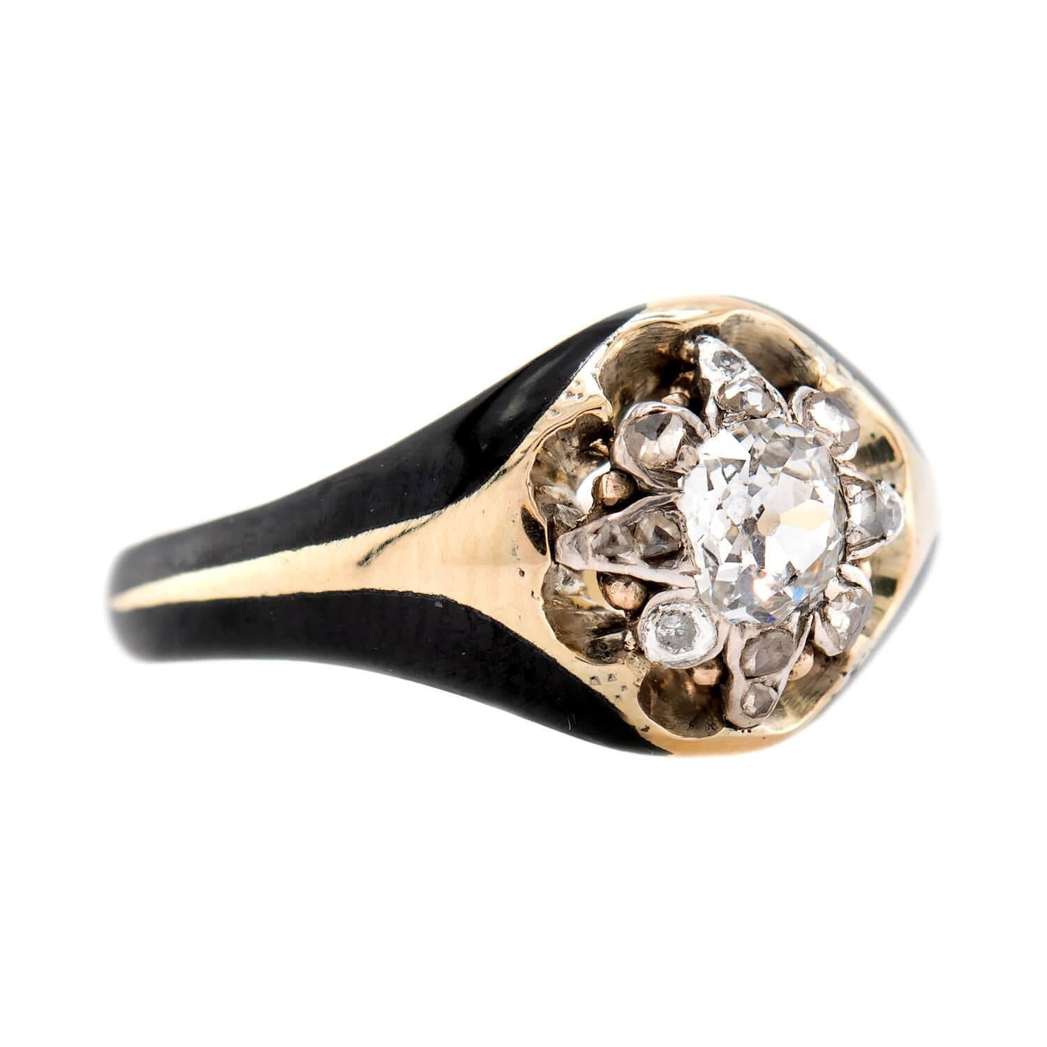 Uno squisito anello di diamanti di epoca vittoriana (ca. 1880)! Realizzato in oro giallo 14 carati, questo anello presenta un brillante diamante centrale da 0,45 carati con taglio old mine, incastonato in una foratura. Il diamante ha un colore G e