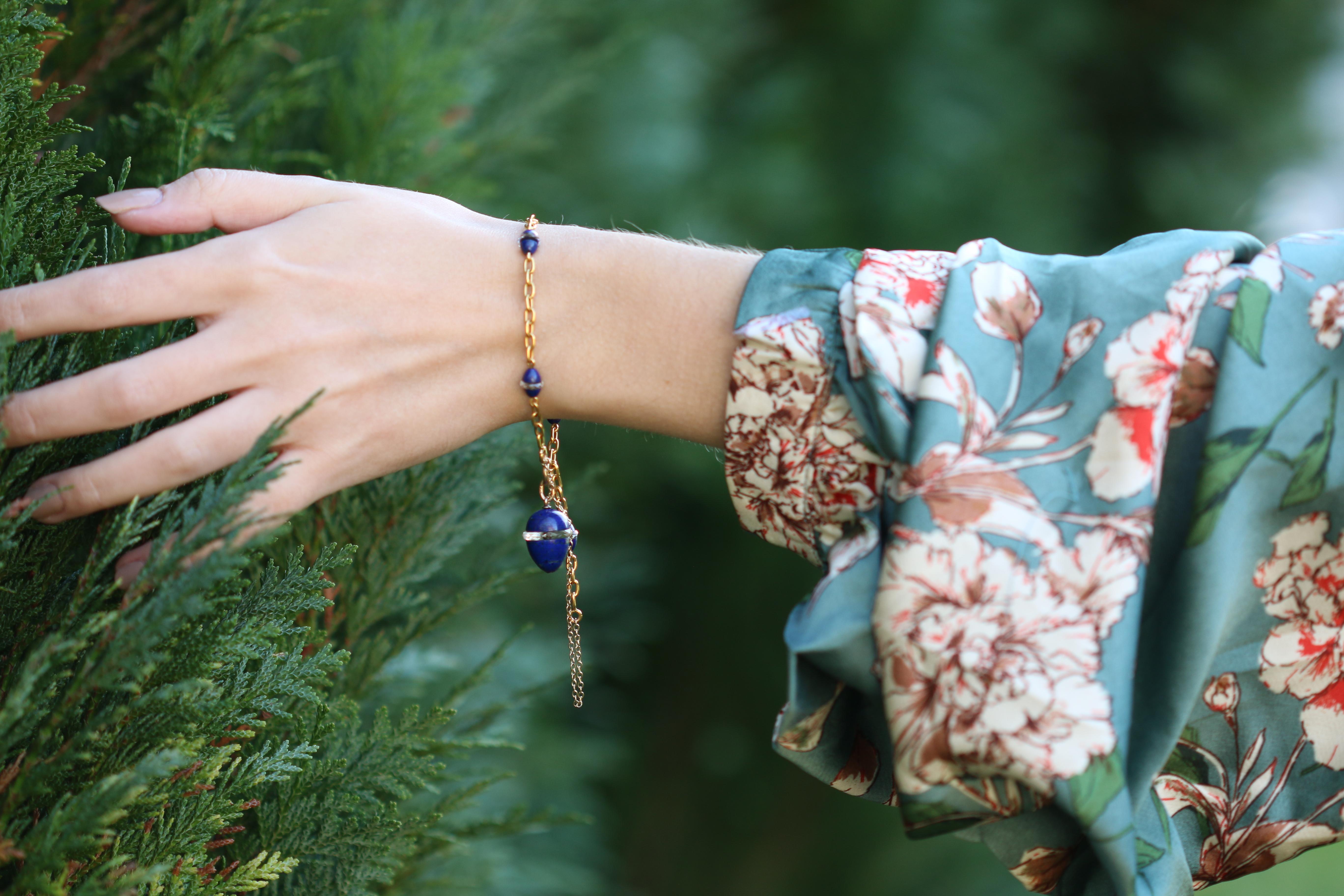 A delightful bracelet that really captures your attention. Designed with six bold blue lapis lazuli egg-forms, centred by faceted crystal rondels, and joined together with a 14K gold links. The bracelet has a spring ring clasp, and also benefits