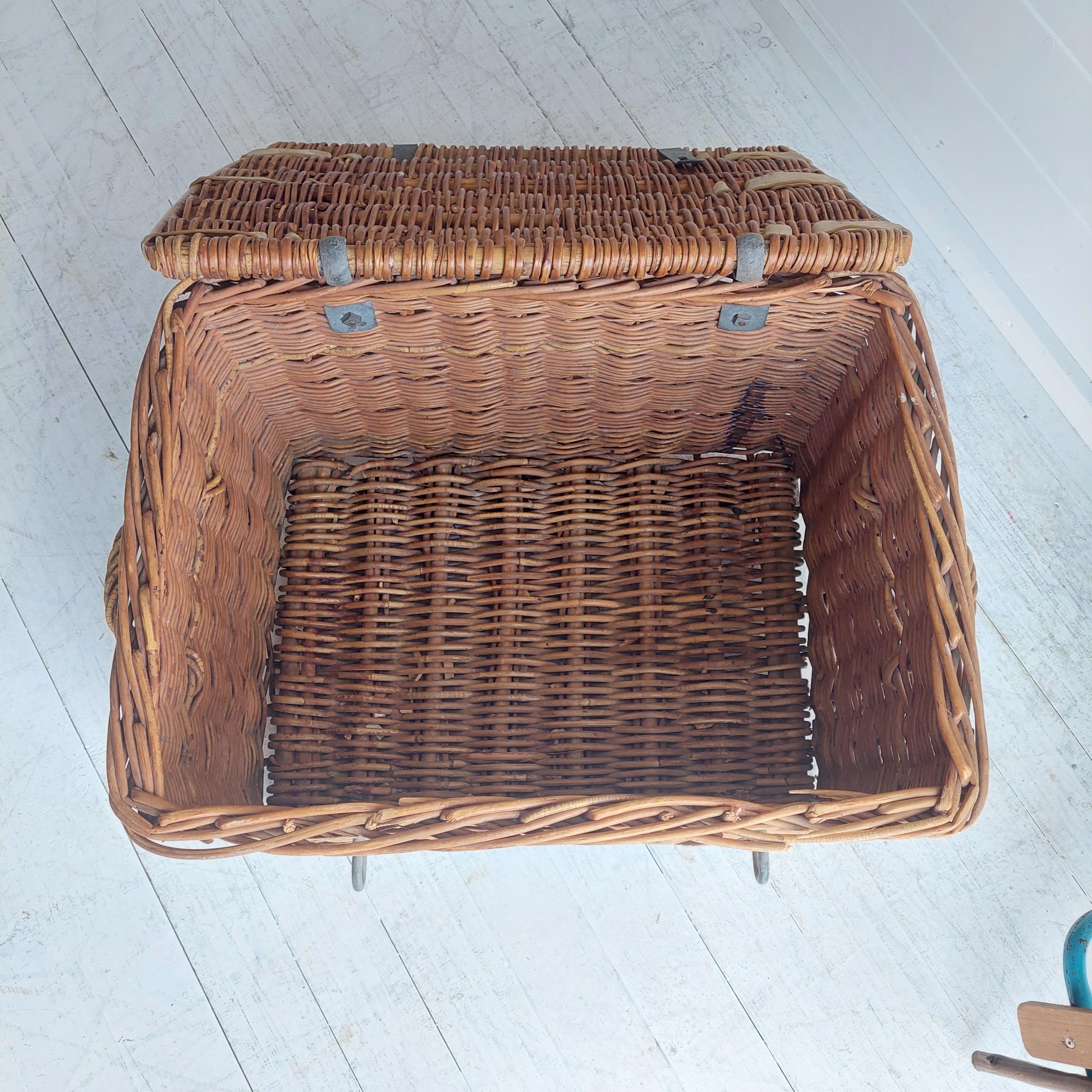 Rustique victorien  Grande table basse Laundry Log Basket en osier, années 30 6