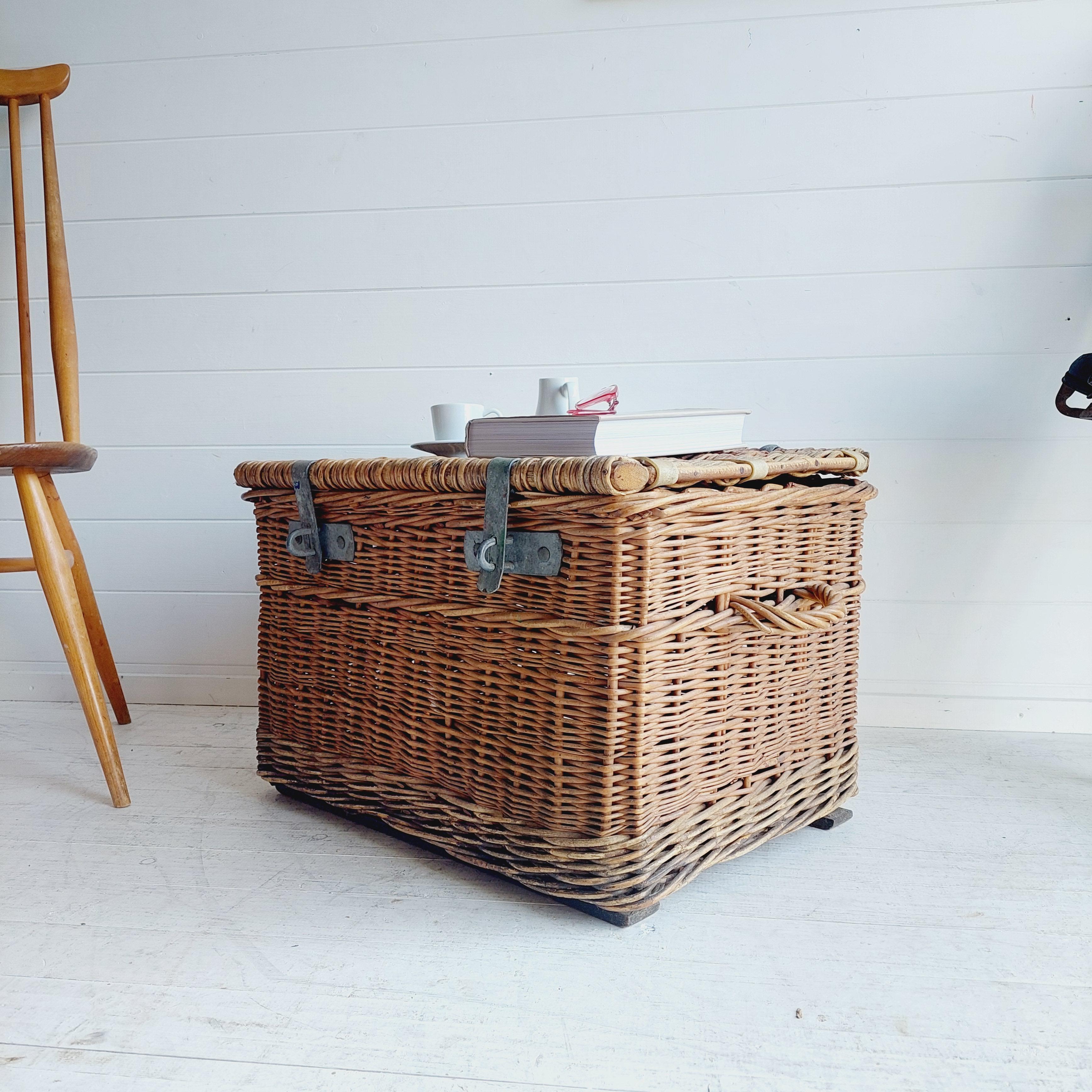 Rustique victorien  Grande table basse Laundry Log Basket en osier, années 30 Bon état à Leamington Spa, GB