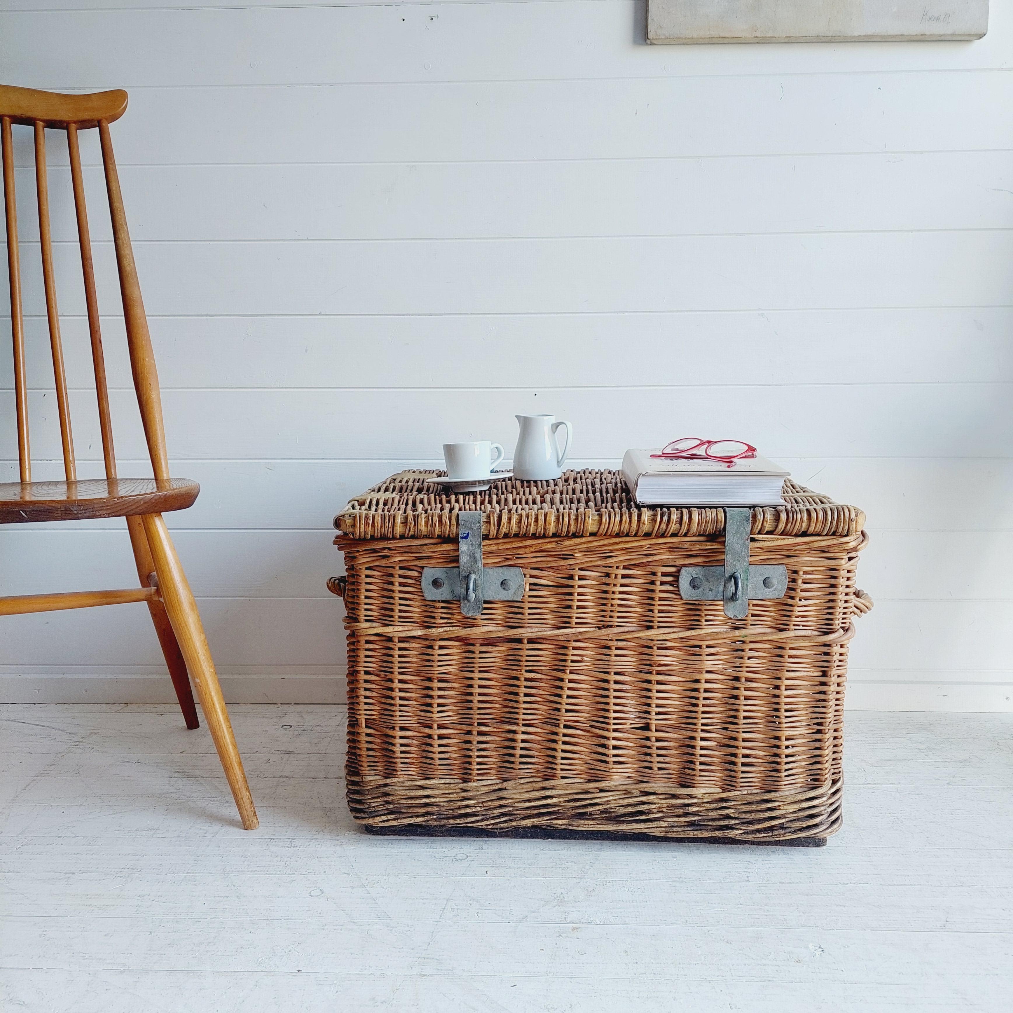 20ième siècle Rustique victorien  Grande table basse Laundry Log Basket en osier, années 30