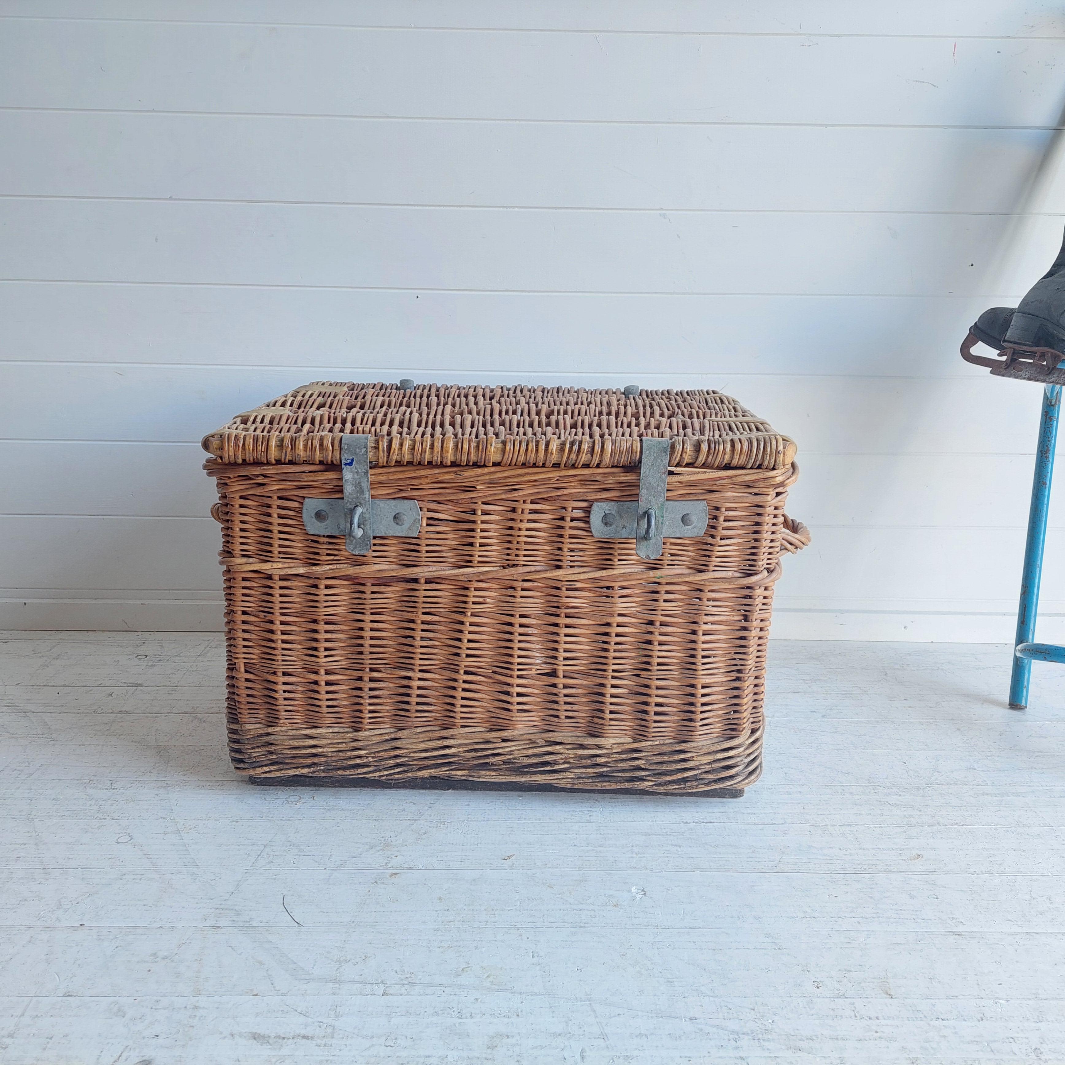 Acier Rustique victorien  Grande table basse Laundry Log Basket en osier, années 30