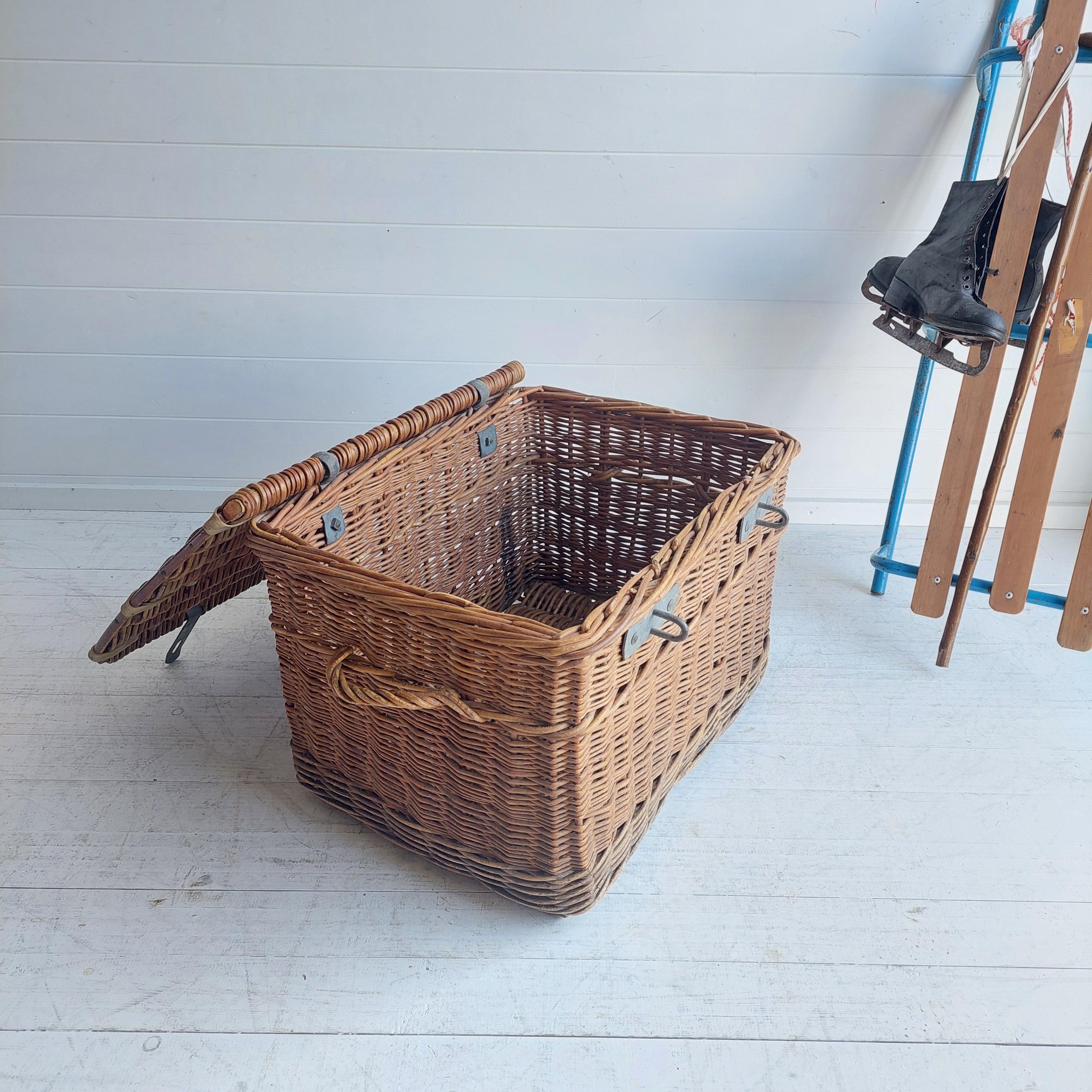 Rustique victorien  Grande table basse Laundry Log Basket en osier, années 30 1