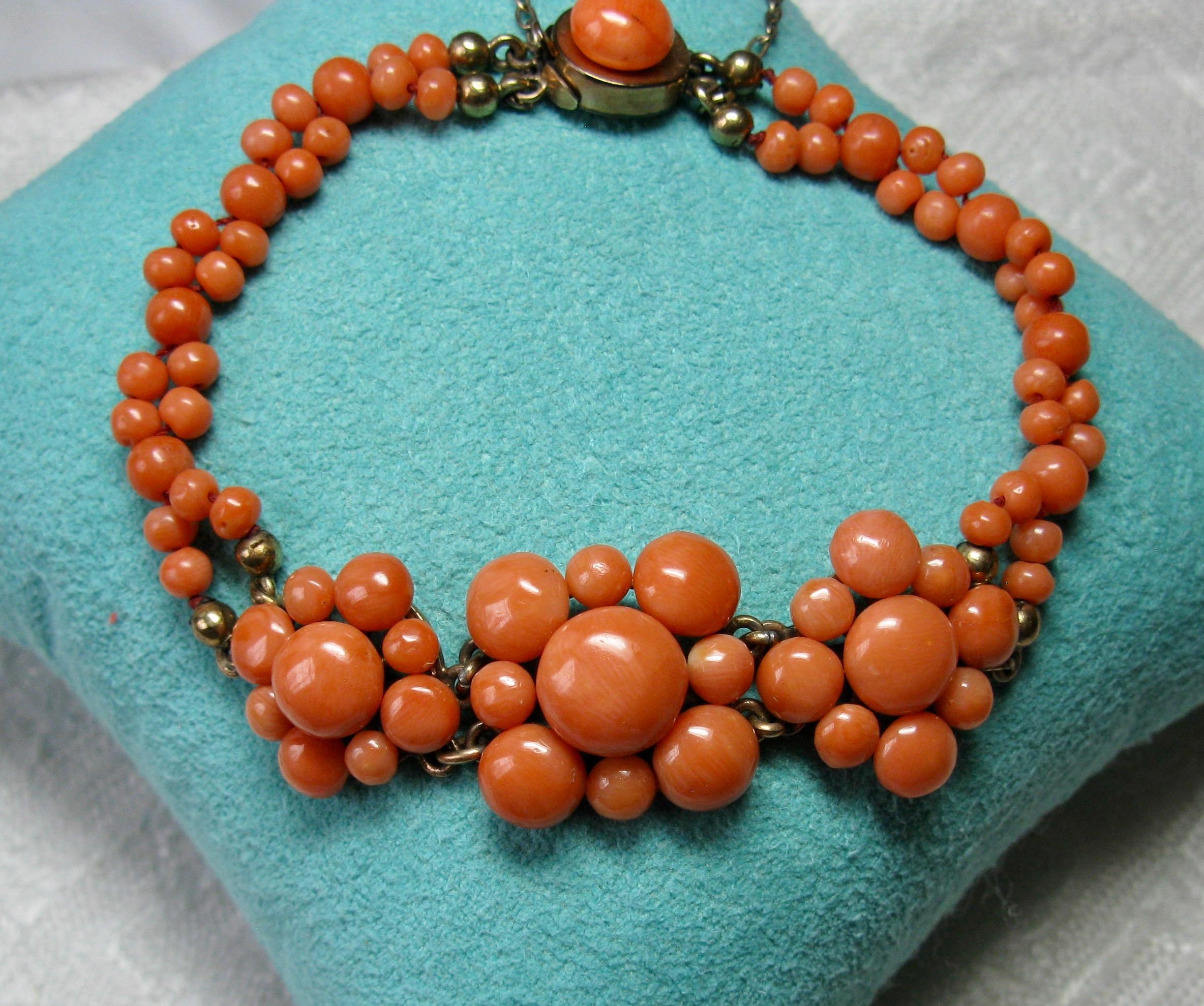 Cabochon Bracciale vittoriano in corallo salmone, circa 1880 Belle Époque in vendita