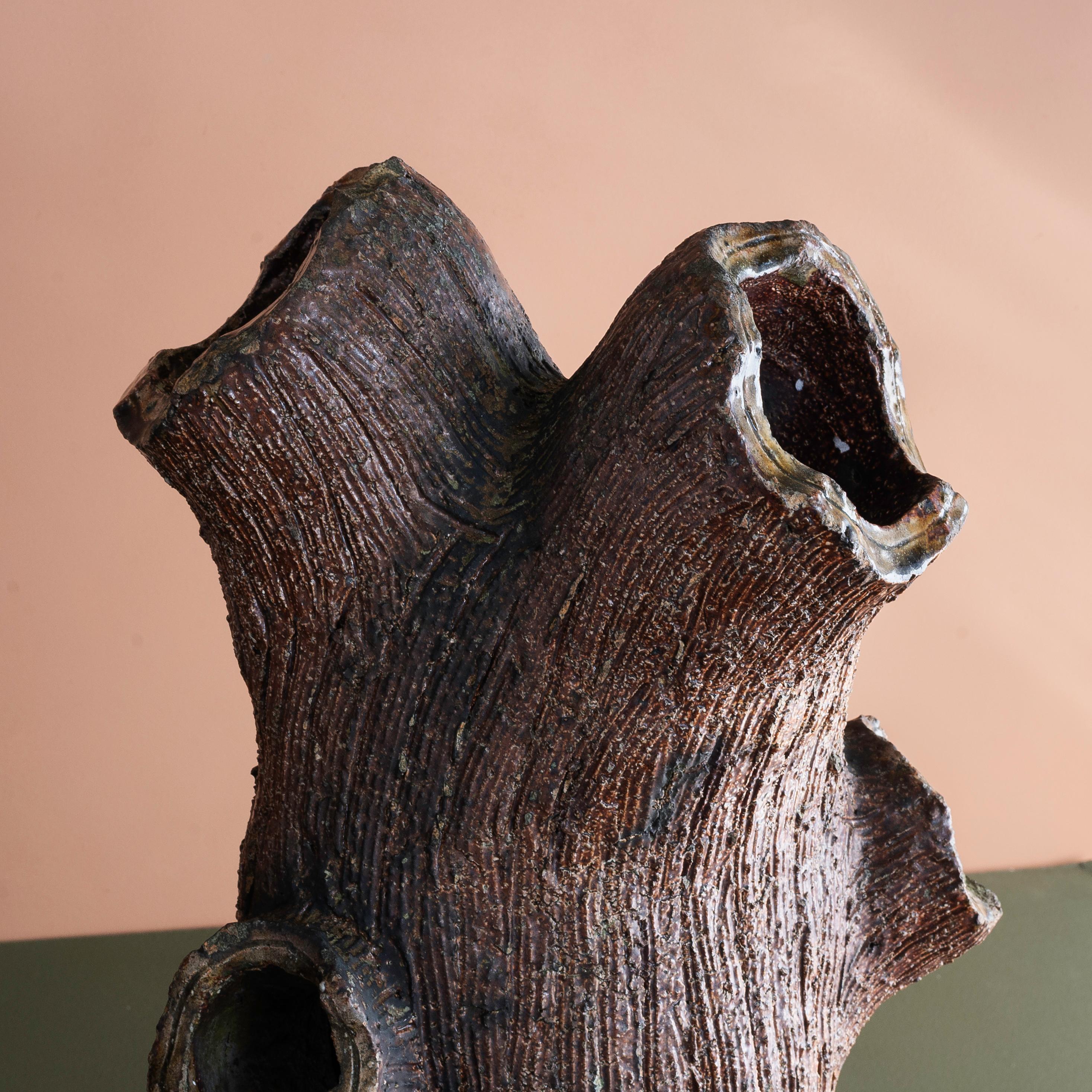 Paire de jardinières victoriennes en faux-bois en terre cuite vernissée au sel,
probablement écossais, chacun étant modélisé de manière naturaliste comme un tronc d'arbre. En parfait état de conservation.


Dimensions :	56cm (22