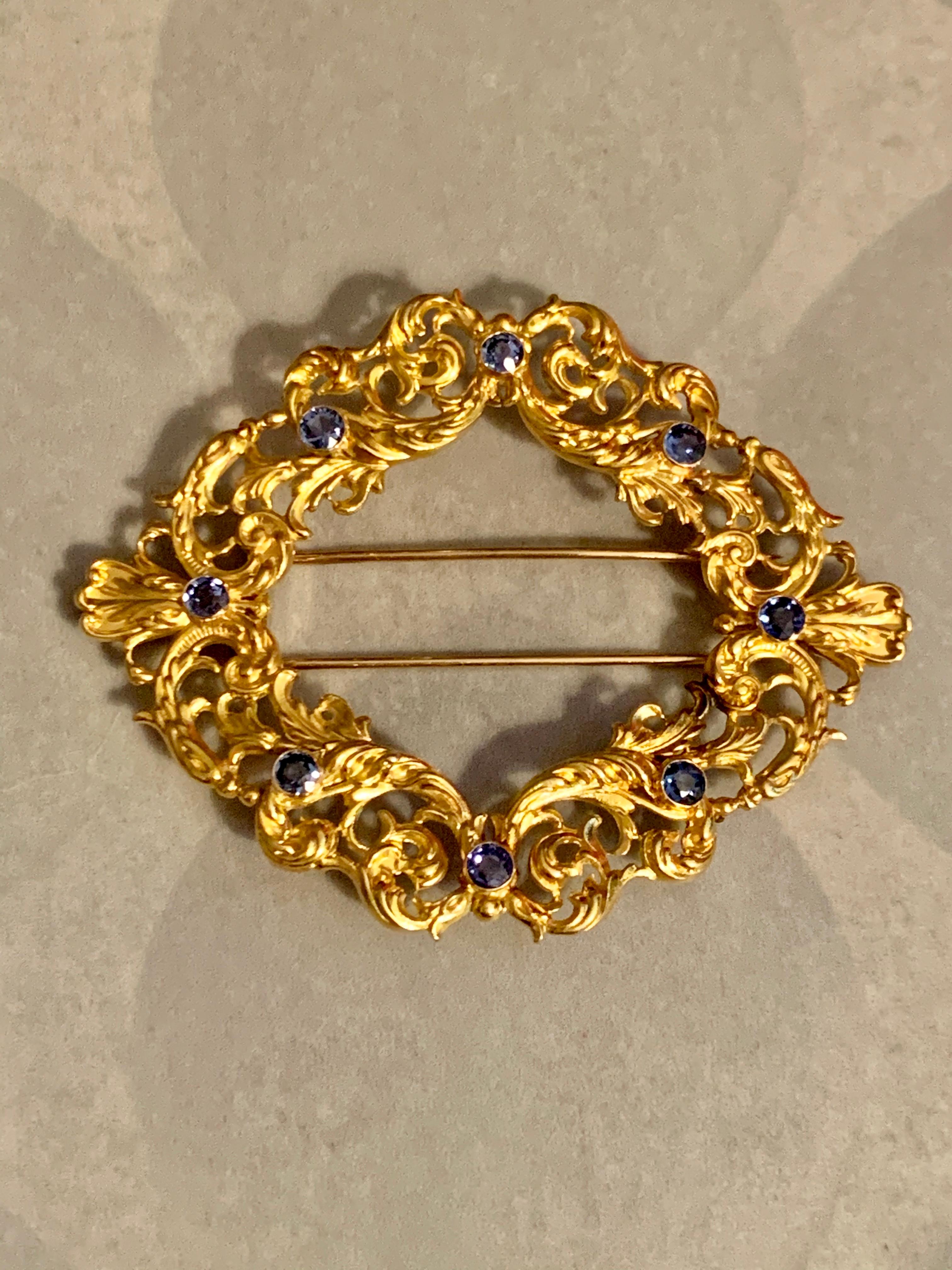 This lovely Victorian fur clip features eight 3.3mm round, faceted violet-blue Sapphires (possibly Montana).  The setting is 18 karat yellow Gold. 

Size: 2 3/4