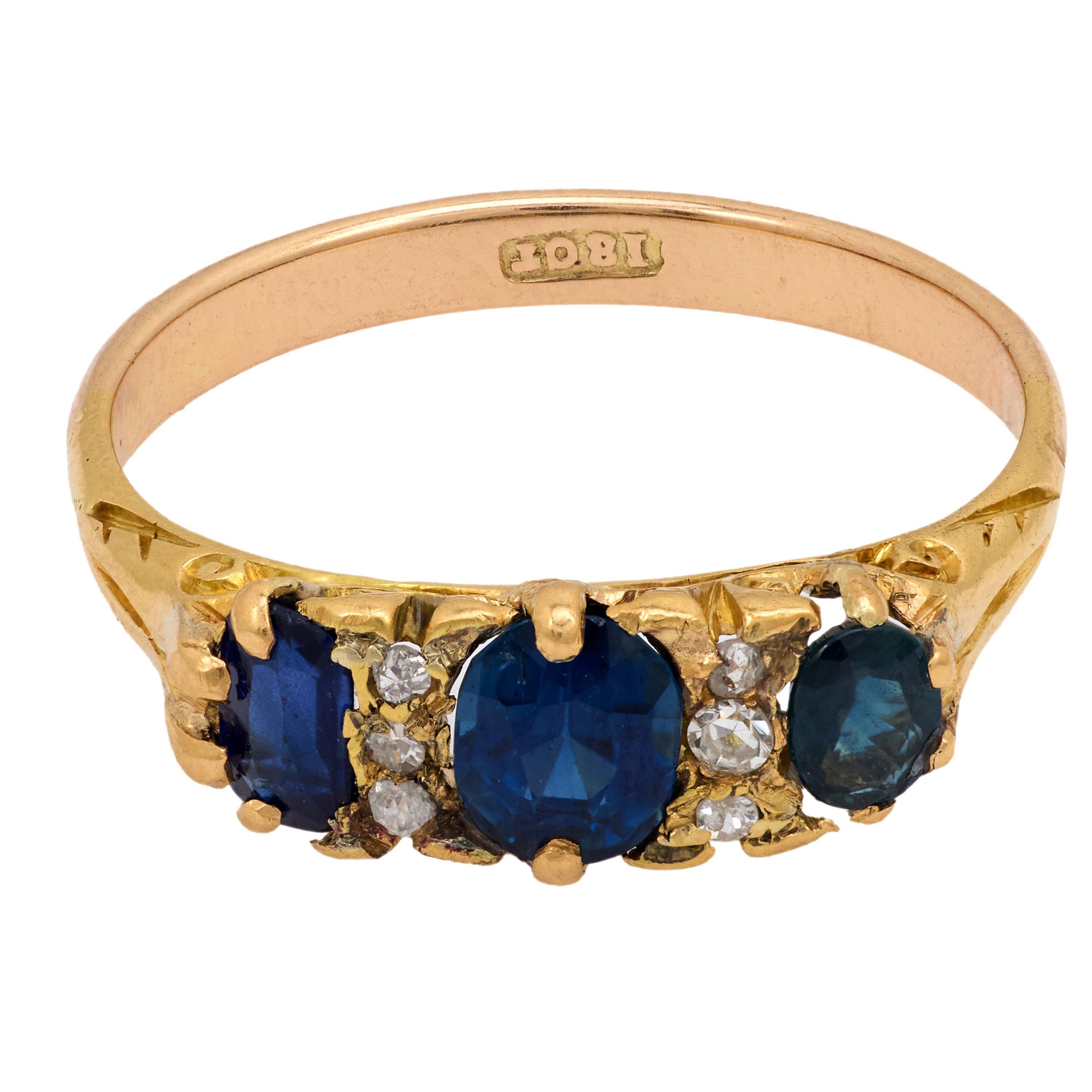 Oval Cut Victorian sapphire 18k yellow gold 3 stone ring For Sale