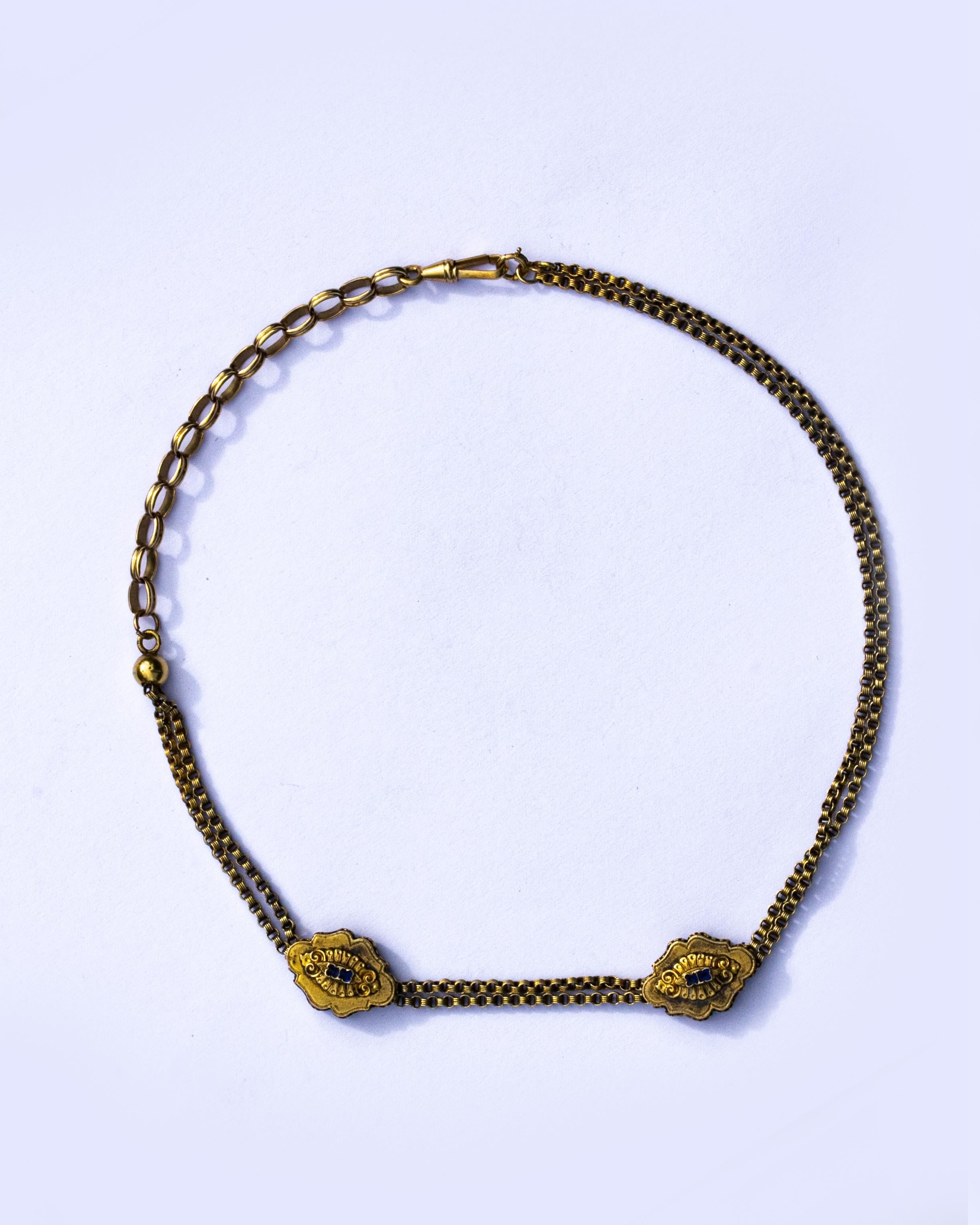 Diese wunderschöne Kette aus 15-karätigem Gold eignet sich hervorragend für eine Halskette mit zwei Schiebern an der Doppelkette. In jedem Schieber befinden sich zwei Saphire, die dem Schmuckstück einen zusätzlichen Farbakzent verleihen. Die Kette