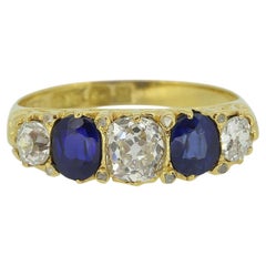 Anillo Victoriano de Zafiro y Diamantes de Cinco Piedras