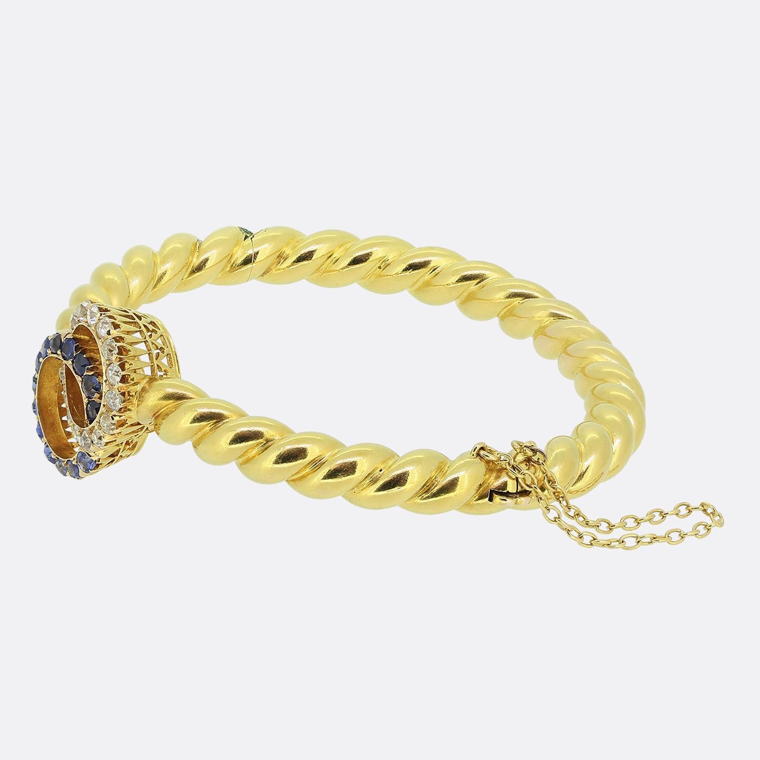Ecco un bellissimo braccialetto vittoriano realizzato in lussuoso oro giallo 22ct. Il design è caratterizzato da un motivo a corda attorcigliata che emana eleganza e raffinatezza. Al centro, due cerchi aperti a incastro; uno ornato da vibranti