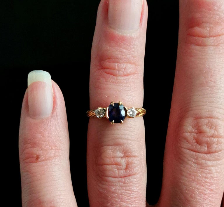 Victorian Sapphire and Diamond Three Stone Ring, 18ct Gold In Good Condition For Sale In NEWARK, GB