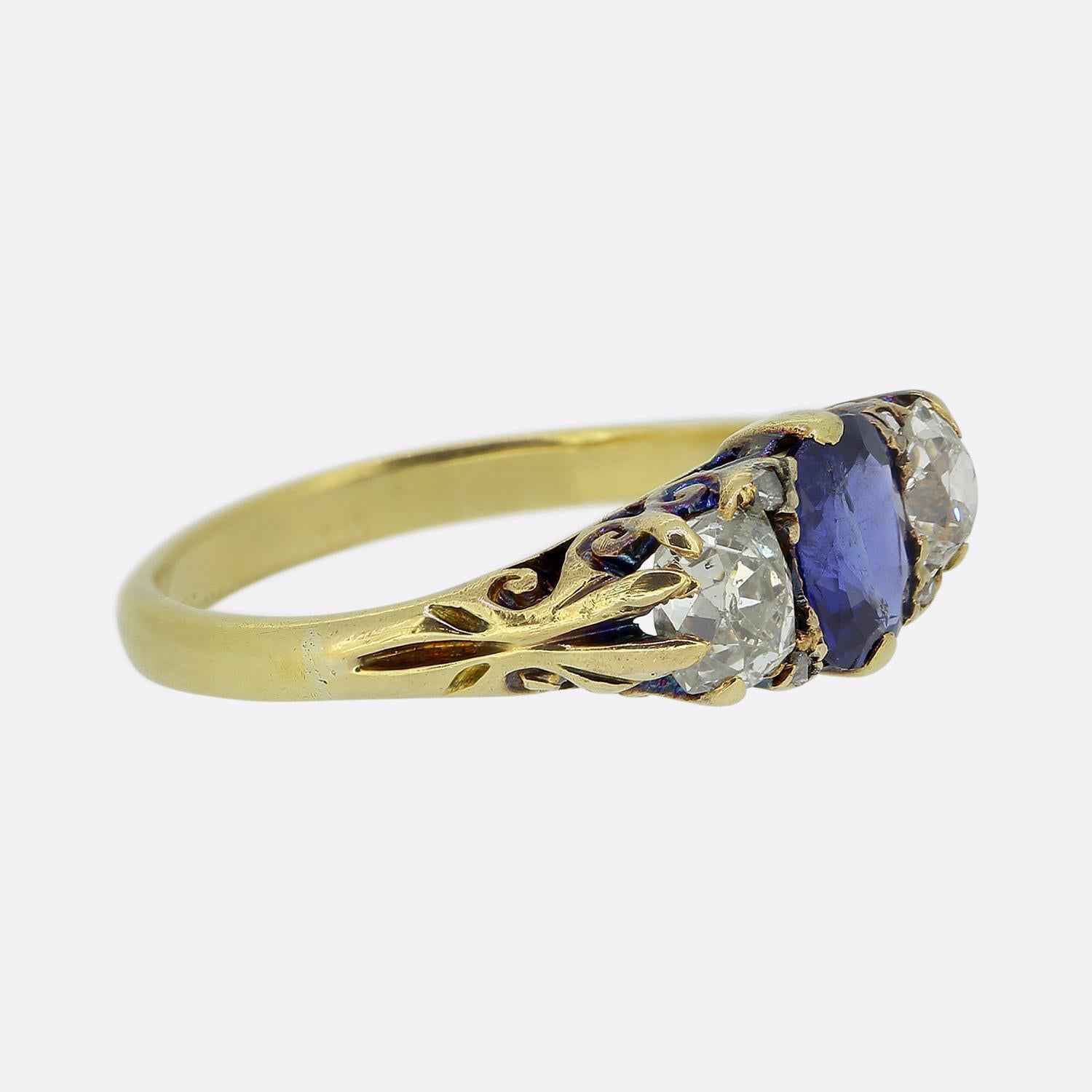 Vittoriano Anello vittoriano a tre pietre con zaffiro e diamante in vendita