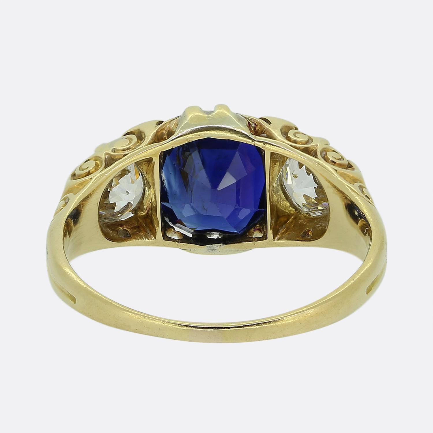 Taille ronde Bague victorienne à trois pierres saphir et diamants en vente