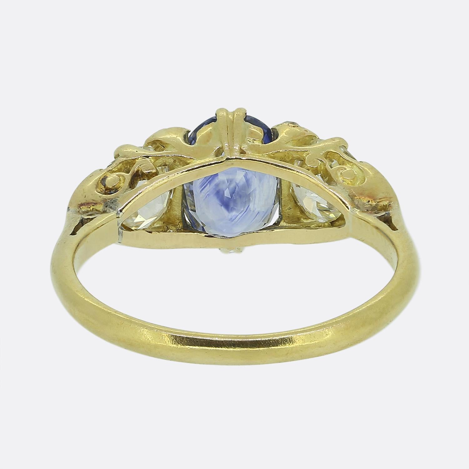 Taille ovale Bague victorienne à trois pierres saphir et diamants en vente