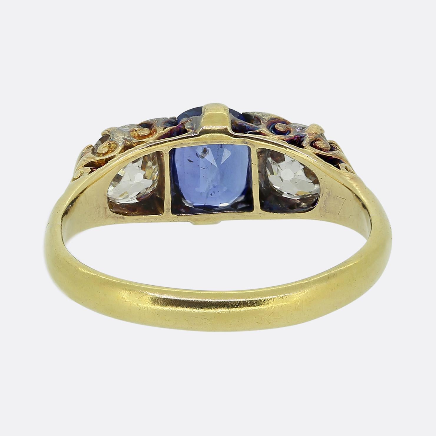 Taglio vecchia miniera Anello vittoriano a tre pietre con zaffiro e diamante in vendita