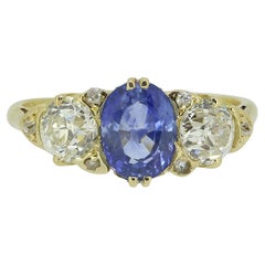 Anillo Victoriano de Tres Piedras de Zafiro y Diamantes