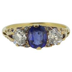 Anello vittoriano a tre pietre con zaffiro e diamante
