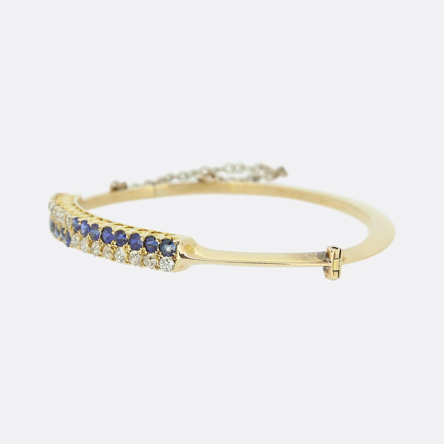 Hier haben wir einen wunderbaren Saphir- und Diamantarmreif aus der späten viktorianischen Ära. Das Band ist mit 2 Reihen von Diamanten im Altschliff und blauen Saphiren in einer 2-reihigen Formation besetzt. Das mittlere bis dunkle Blau der Saphire