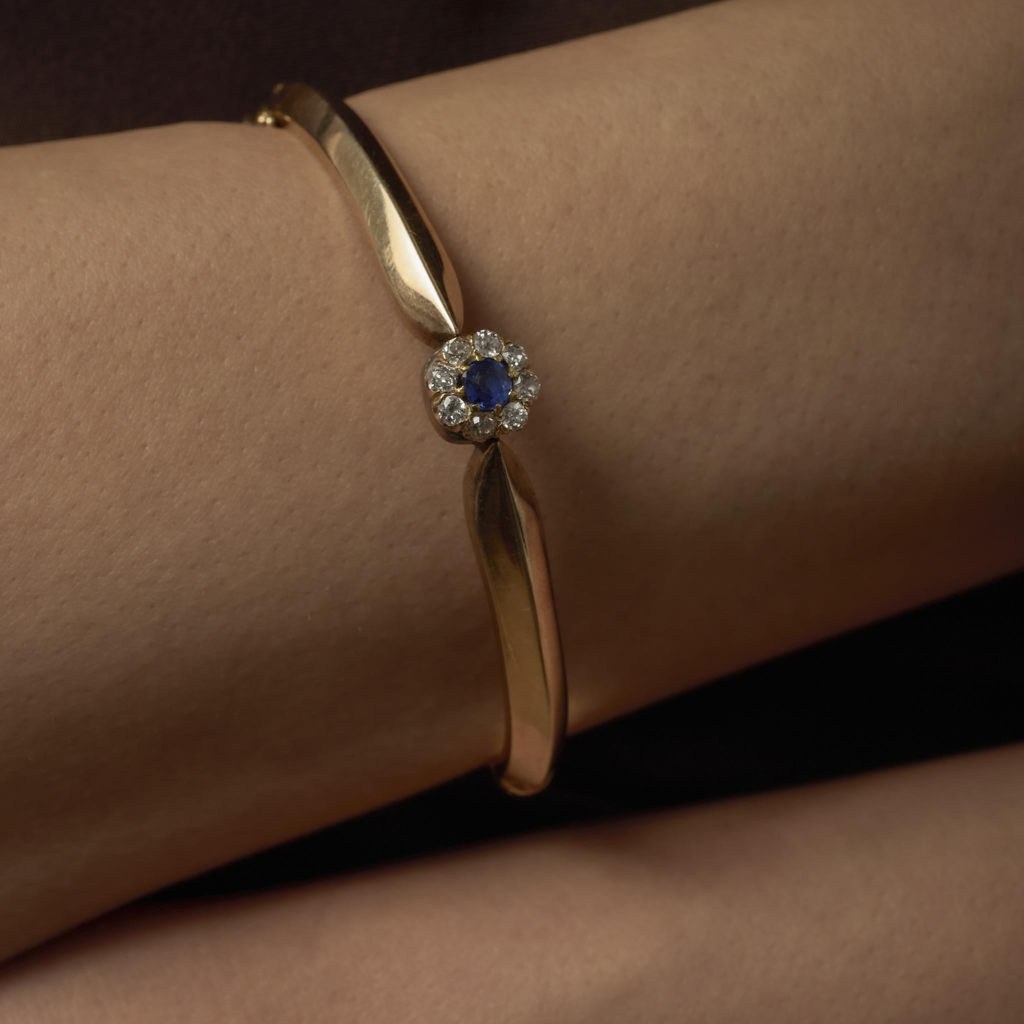 Un bracelet romantique victorien en or rose 14k centré sur un saphir de 0,30 carat et orné de 0,40 carat de diamants scintillants de taille européenne ancienne.