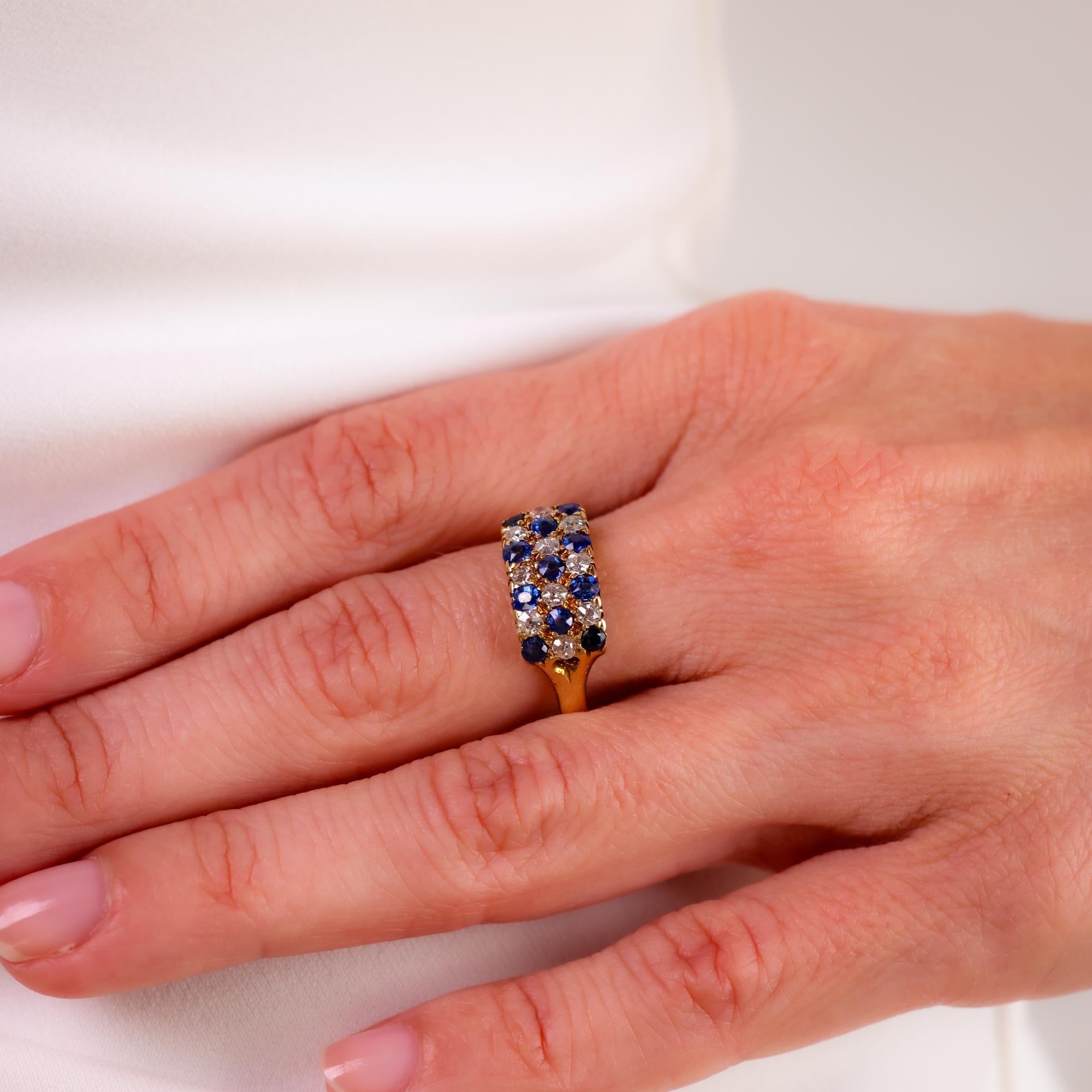 Este anillo victoriano de oro amarillo de 18 quilates de la década de 1900 presenta zafiros azules vibrantes y diamantes antiguos tallados en mina, que combinan un rico color con una elegancia atemporal.

Piedra central: 11 zafiros azules redondos