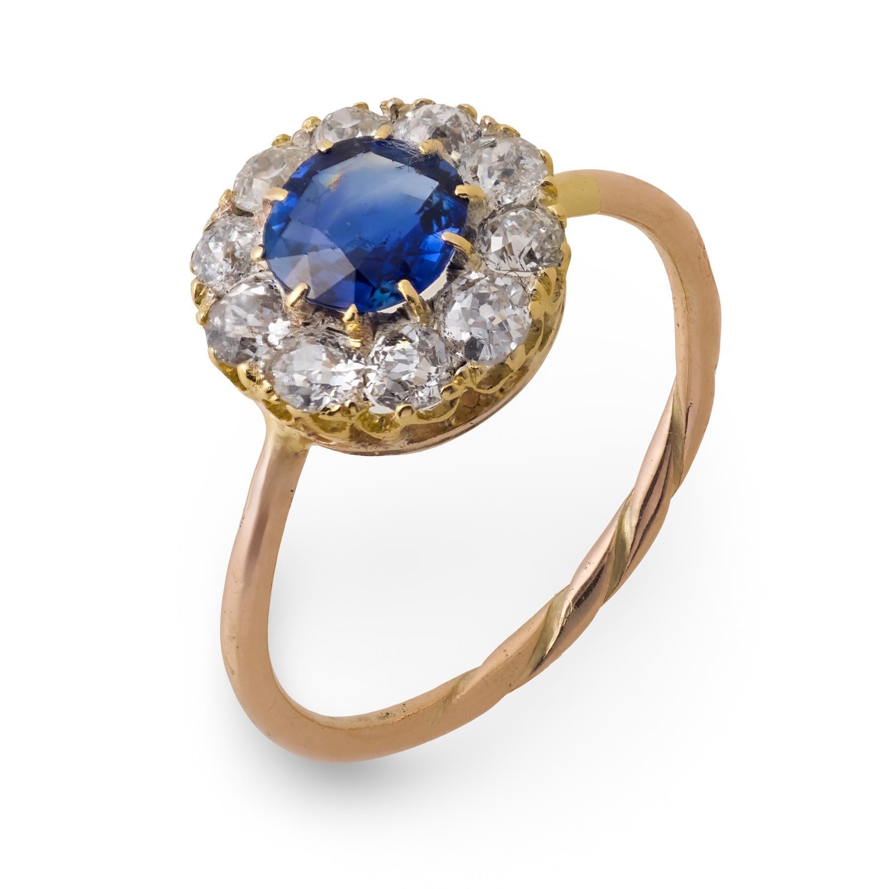 Anello vittoriano a grappolo con zaffiro e diamante in oro giallo 18 carati